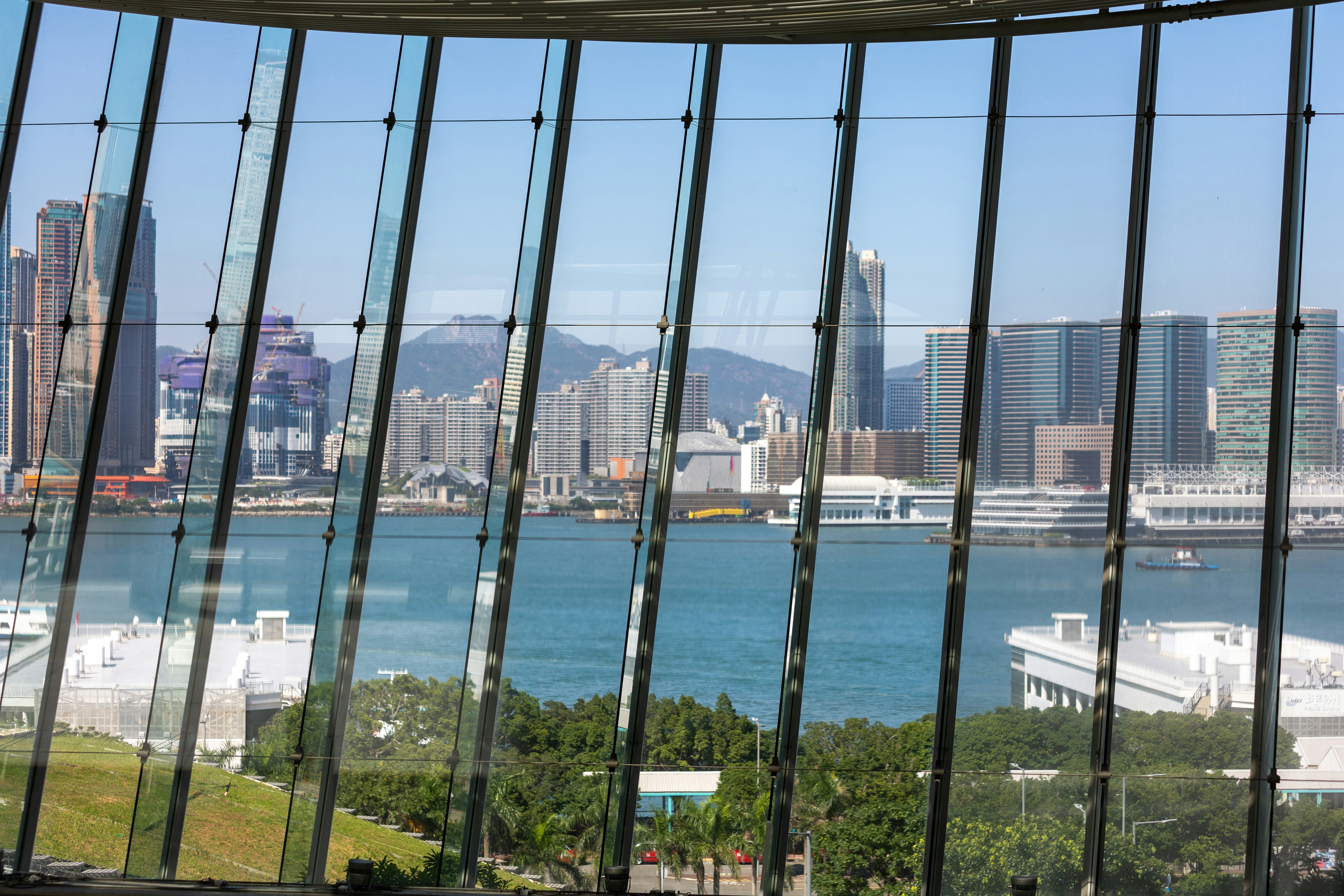 Hong Kong Observation Wheel: Pemandangan Kota yang Memukau dan Konektivitas Tanpa Batas