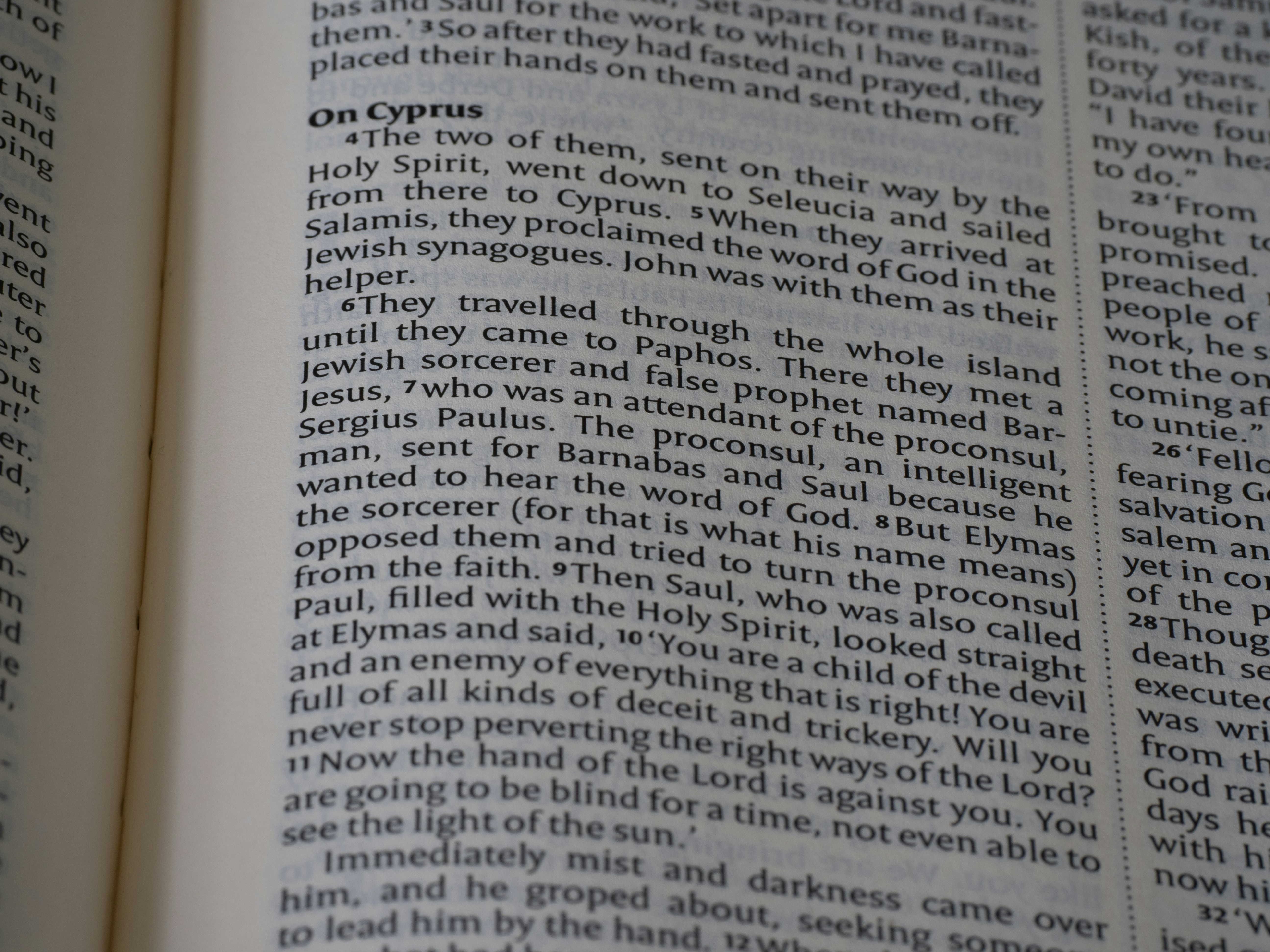 Um close-up de um livro aberto com texto