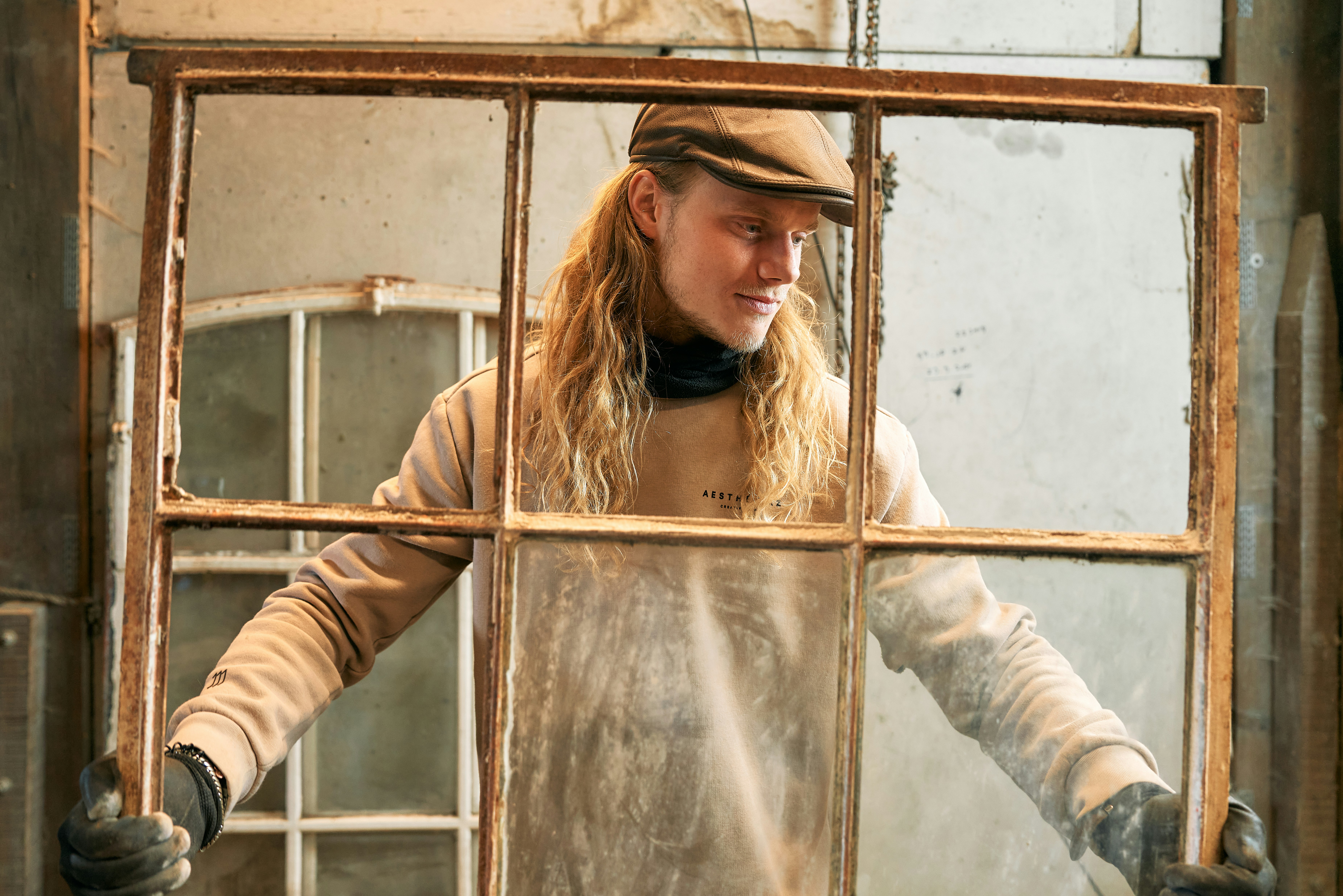 Artisane créative dans son atelier devant une fenêtre