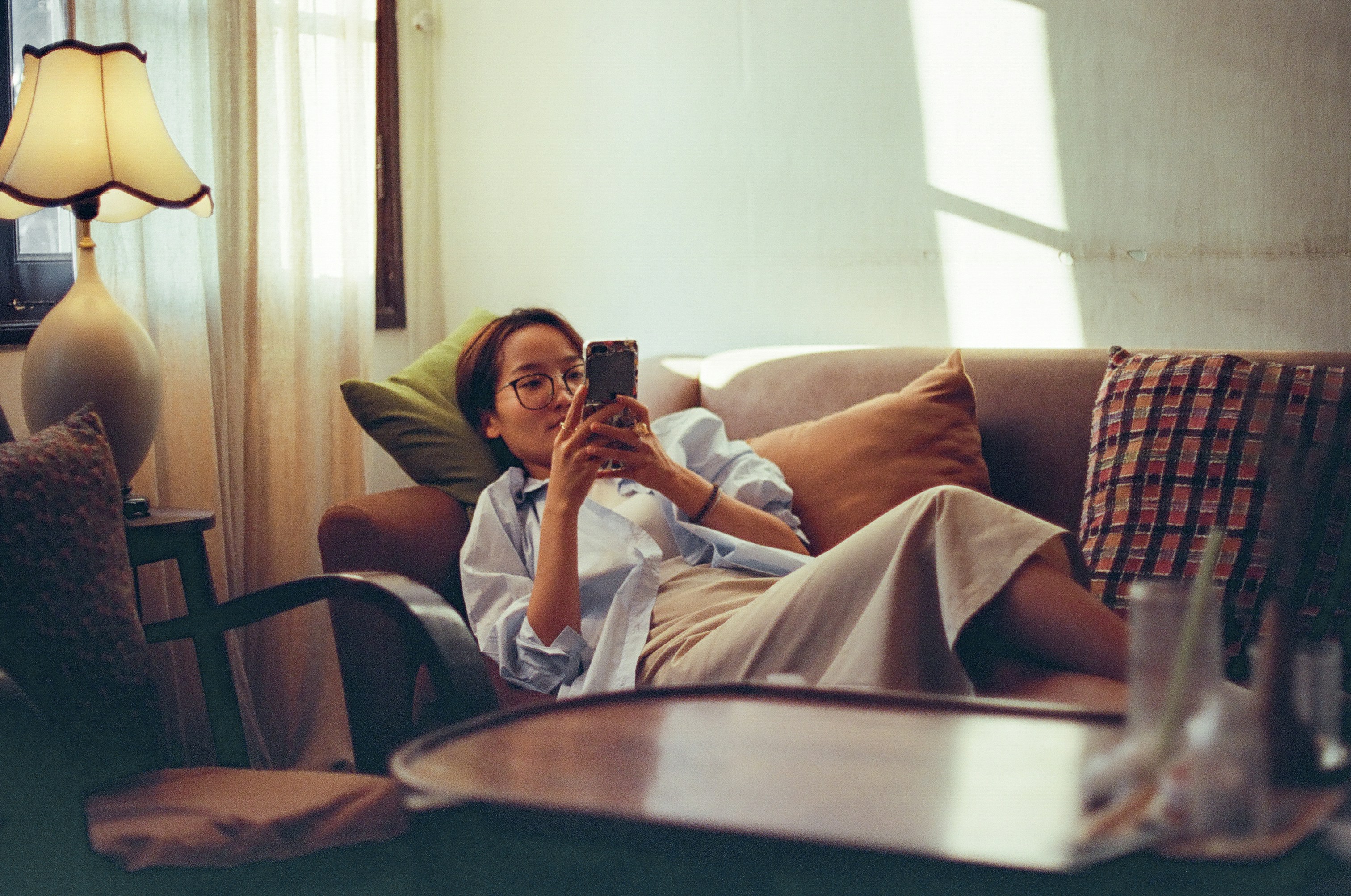 photo 1728380549776 101c8b4679e2?crop=entropy&cs=srgb&fm=jpg&ixid=M3wyMDM2MjN8MHwxfHNlYXJjaHw1fHxBbiUyMGltYWdlJTIwb2YlMjBhJTIwcGVyc29uJTIwY29tZm9ydGFibHklMjBzaXR0aW5nJTIwYXQlMjBob21lJTIwdXNpbmclMjBhJTIwbGFwdG9wJTIwb3IlMjBzbWFydHBob25lJTIwZm9yfGVufDB8MHx8fDE3NjQ0NTIzODV8MA&ixlib=rb 4.1