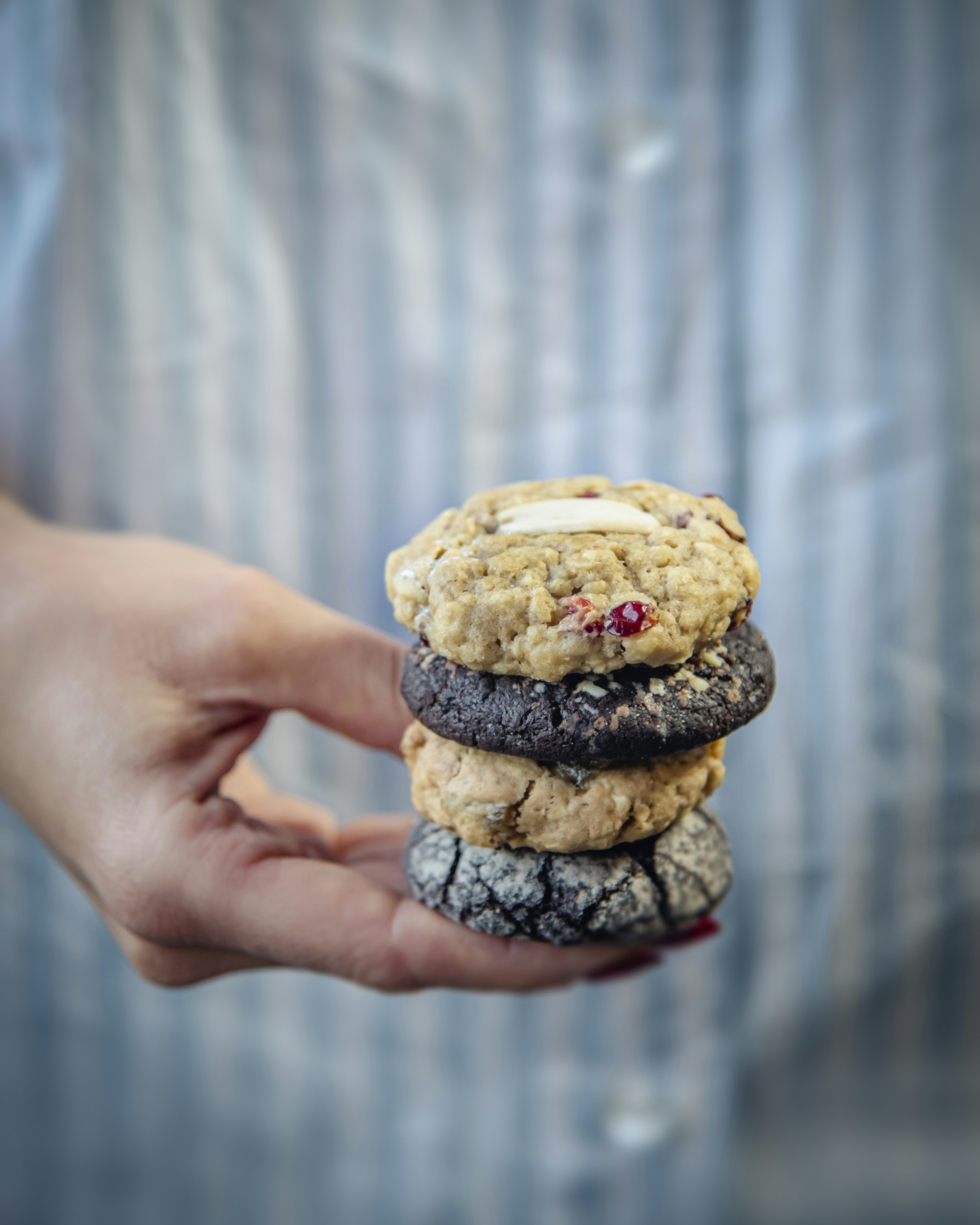 Una persona sosteniendo una pila de galletas en la mano
