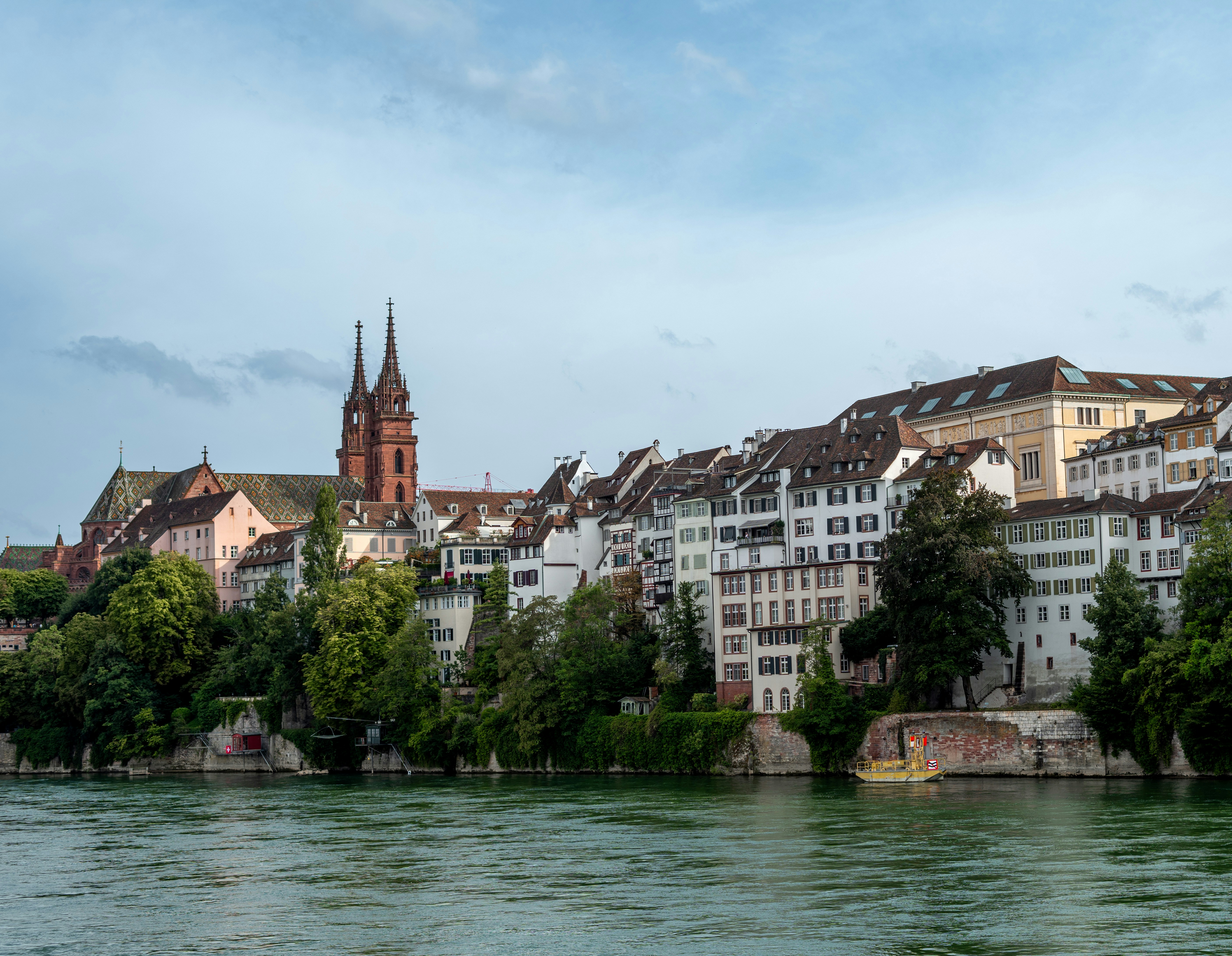Basel Minster: Keajaiban Gotik di Jantung Swiss, Plus Tips Tetap Terhubung dengan eSIM