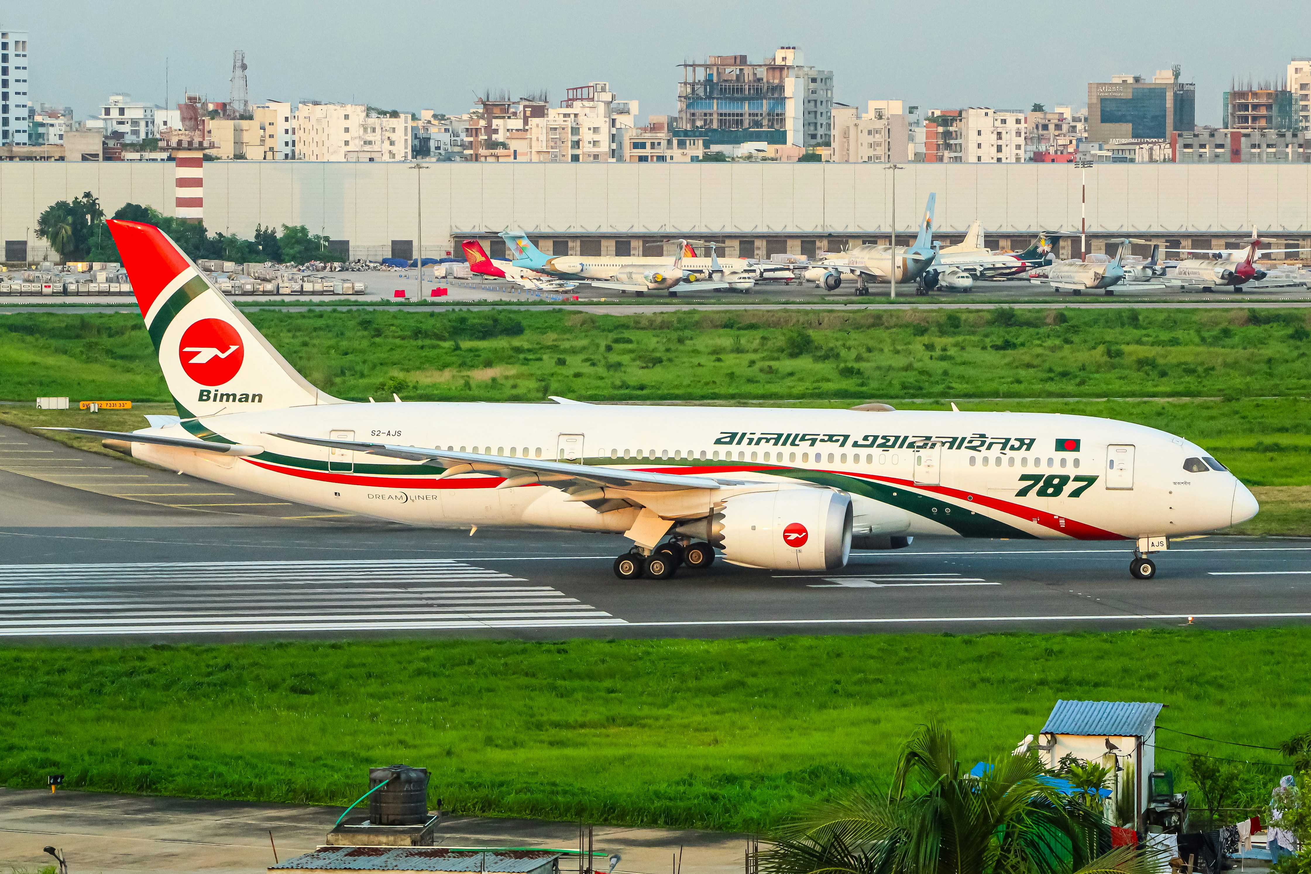 A large jetliner sitting on top of an airport runway
