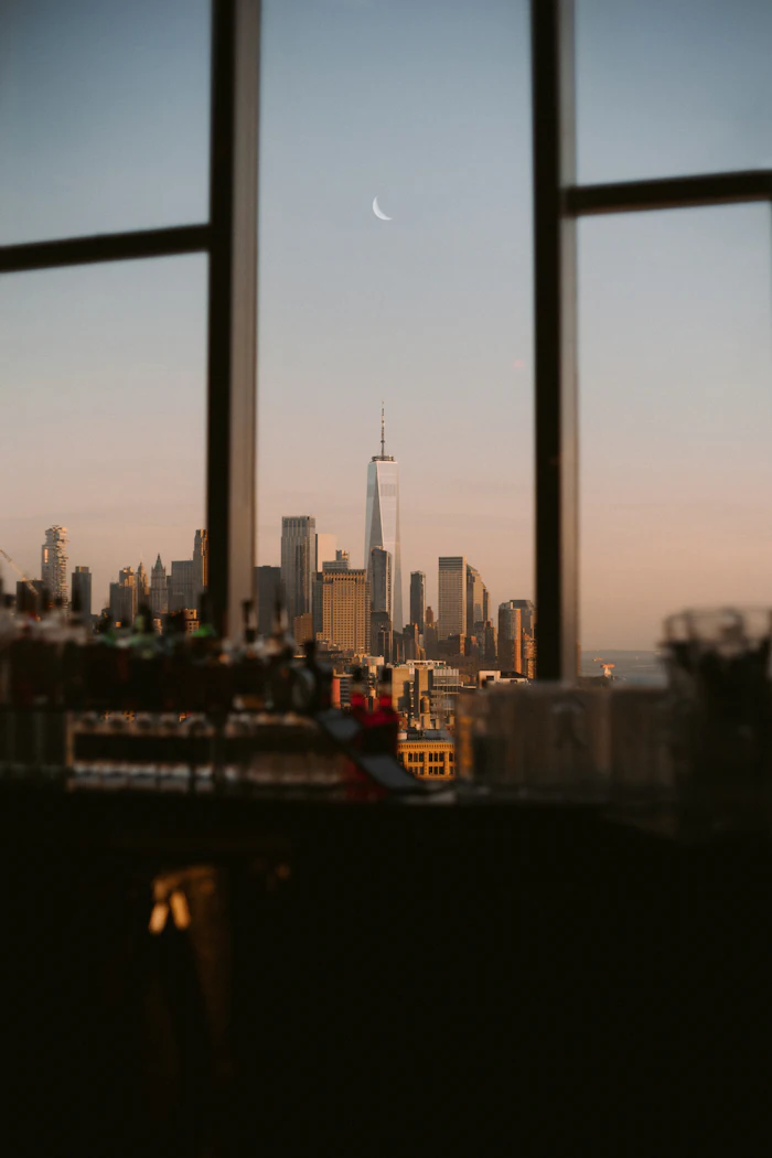 Vue sur le One World Trade Center depuis la fenêtre d'un bureau