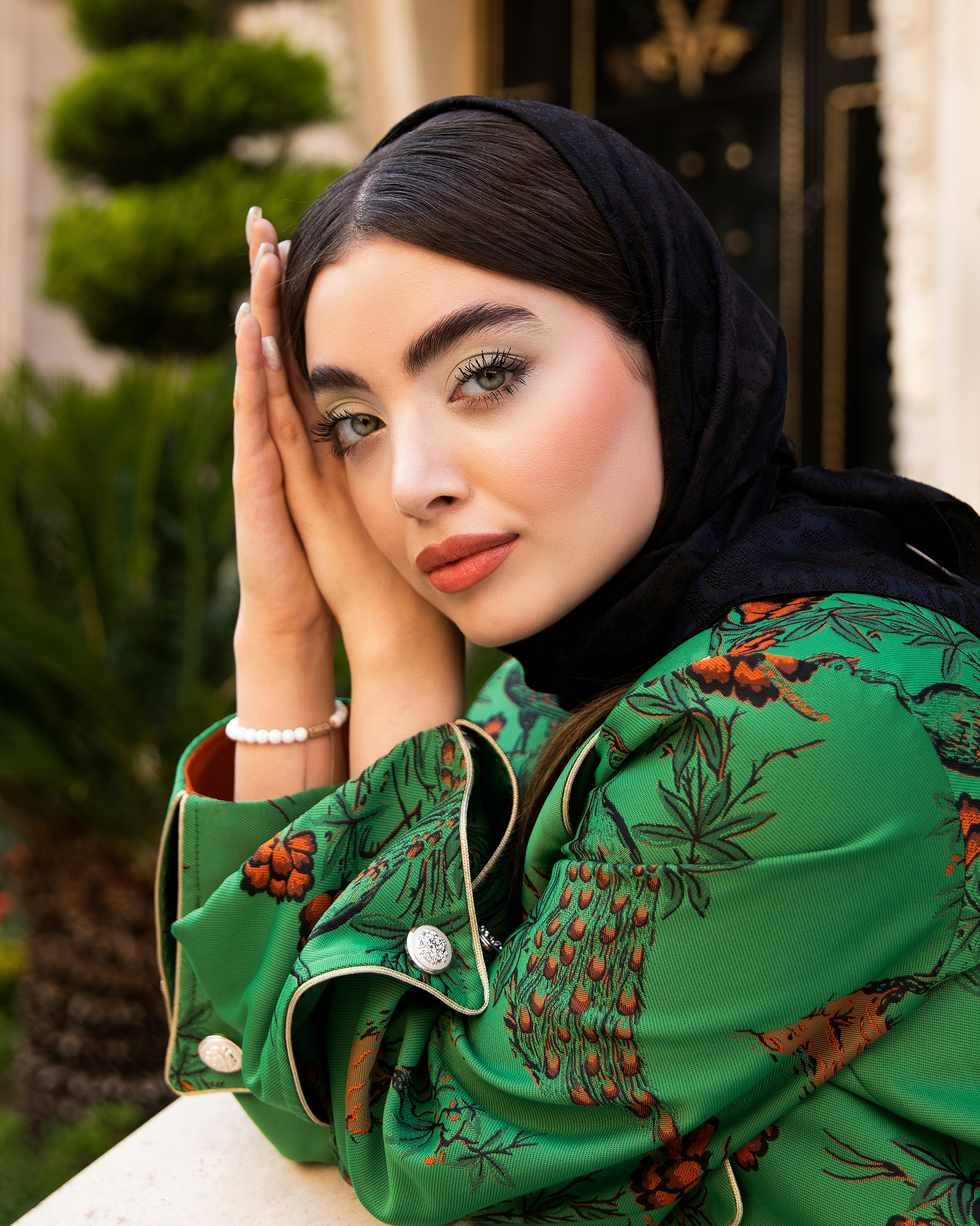 Seorang wanita berjilbab sedang berpose untuk berfoto