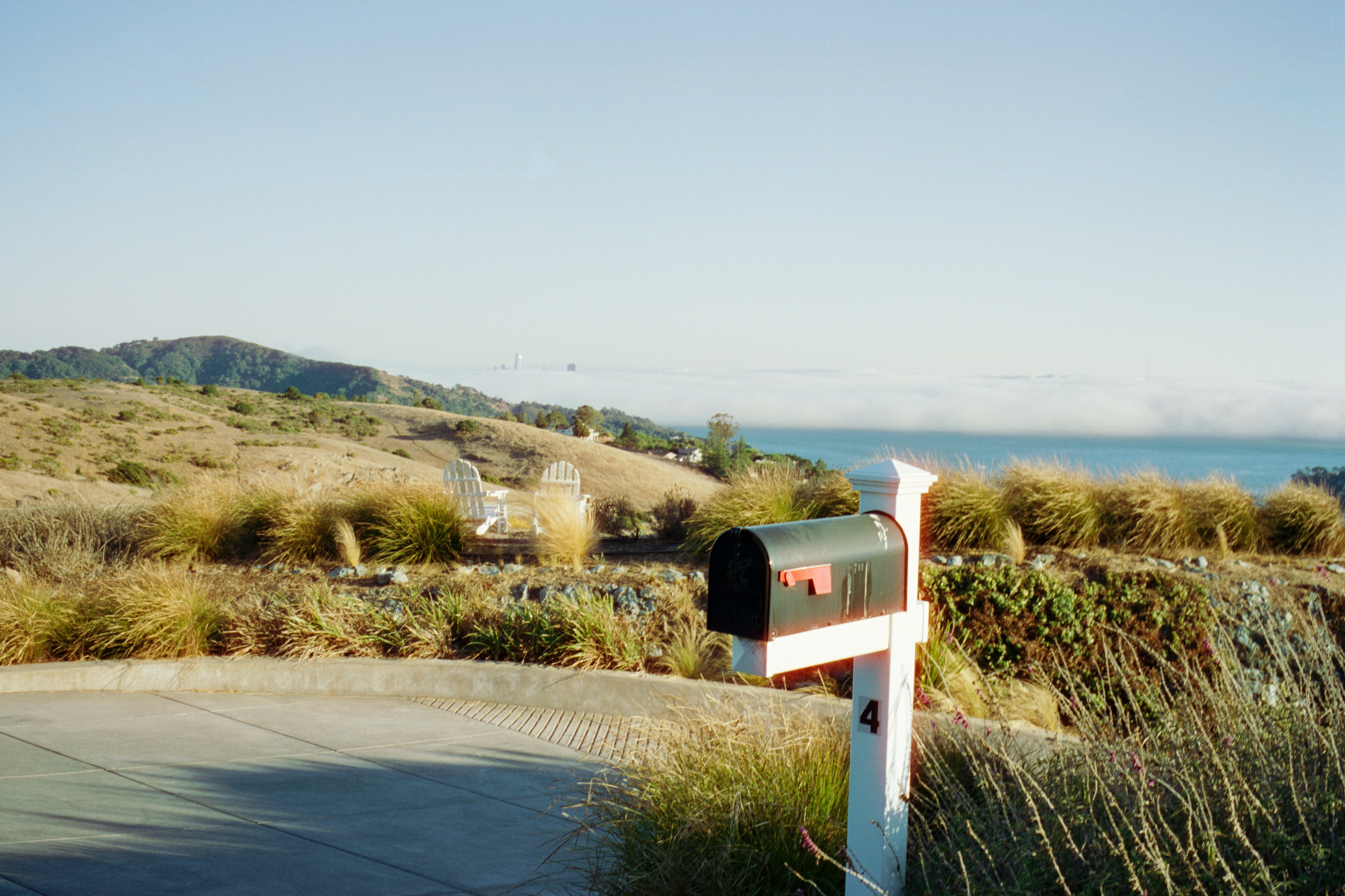 Une boîte aux lettres posée sur le bord d’une route