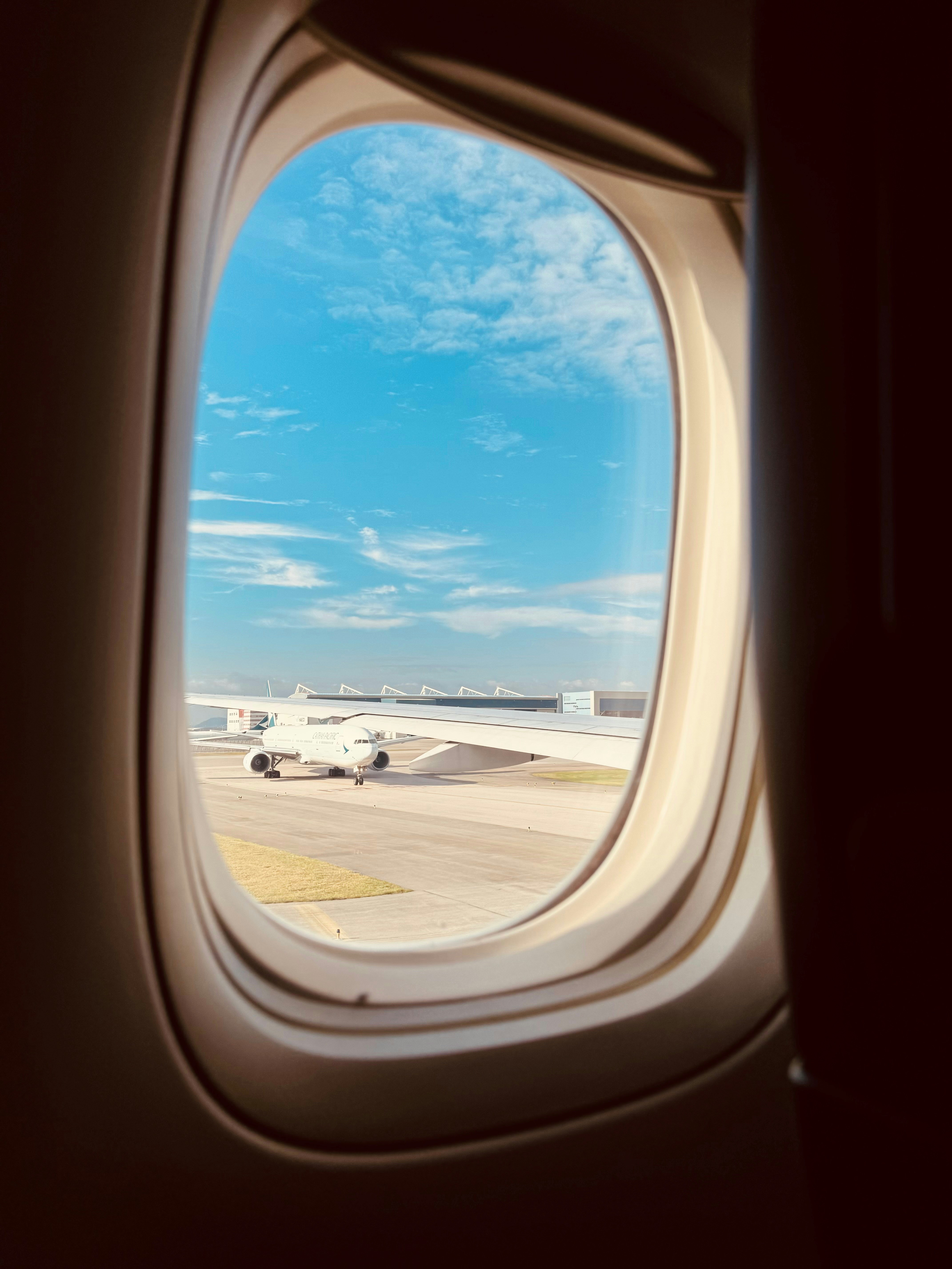 Una vista dell'ala di un aeroplano da un finestrino
