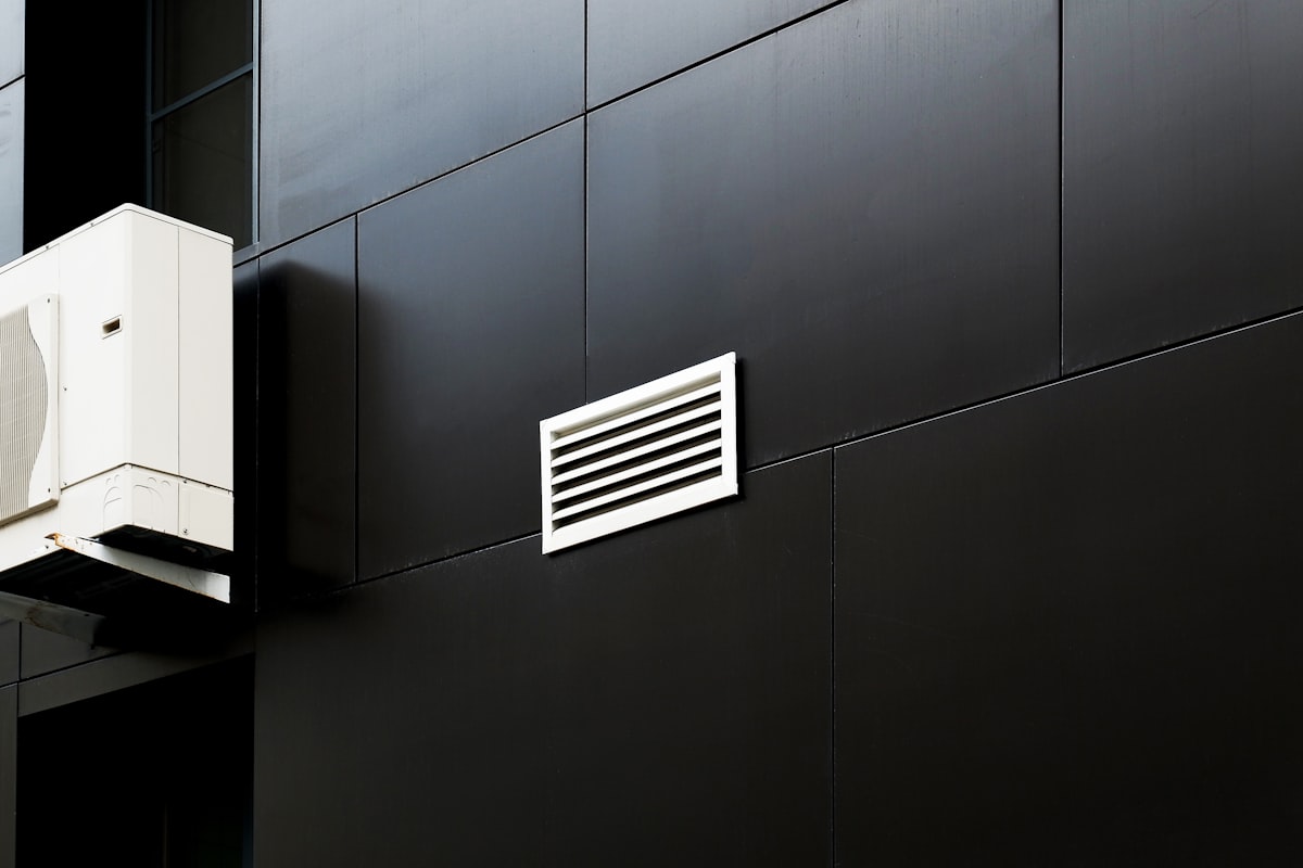 Unit AC pada dinding bangunan