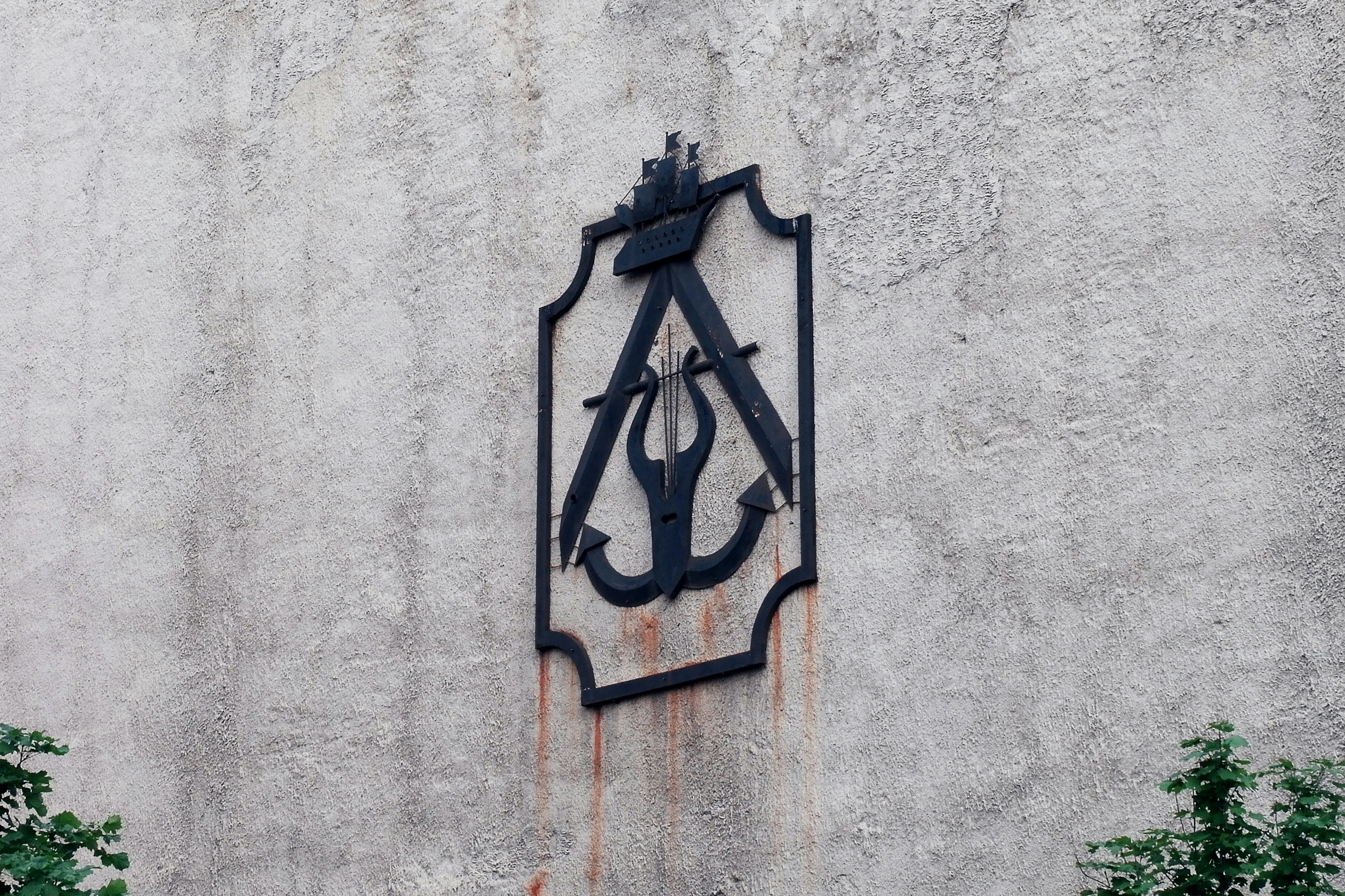 建物の側面にある看板