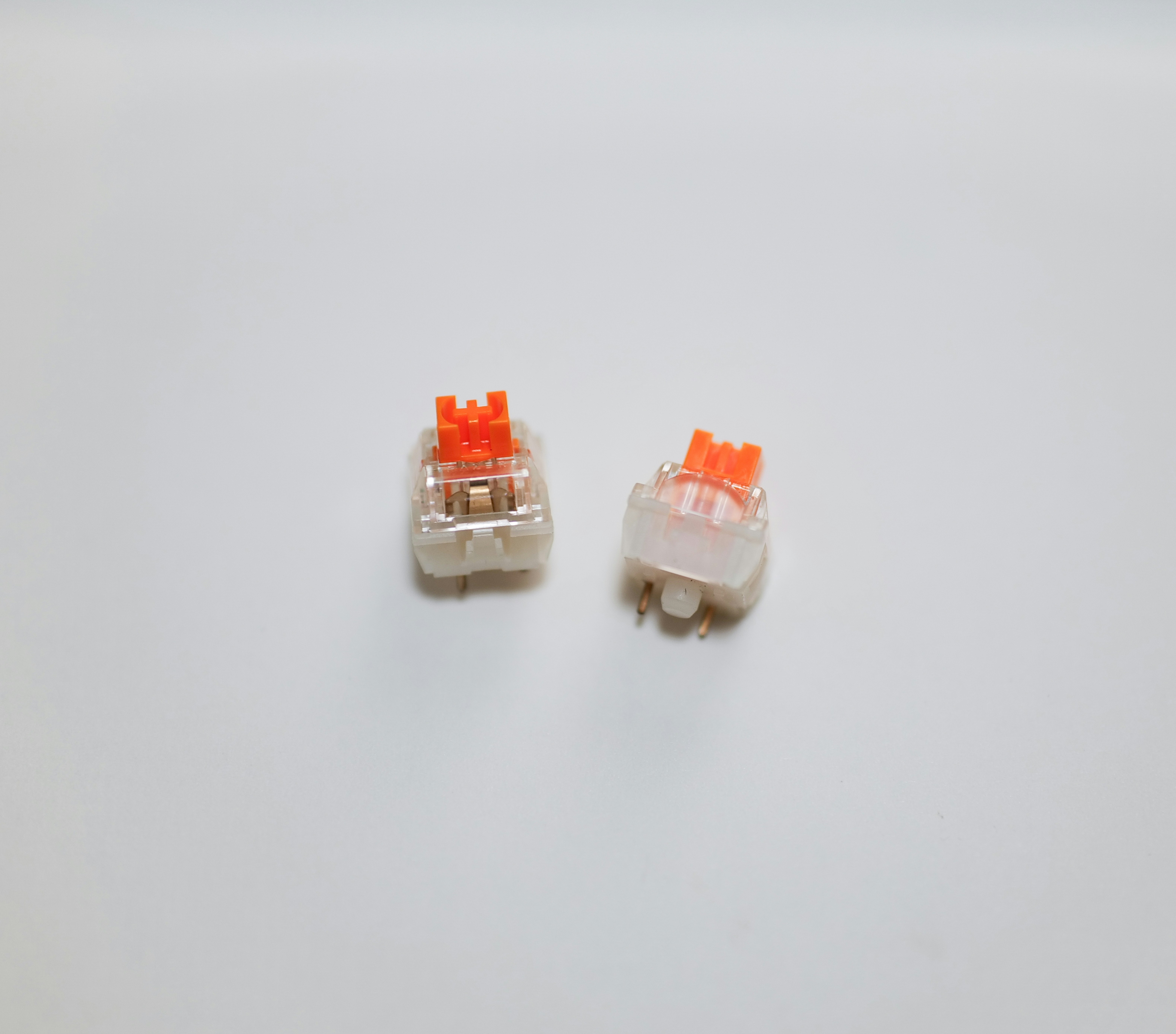 白い表面にオレンジと白の小さなオブジェクト