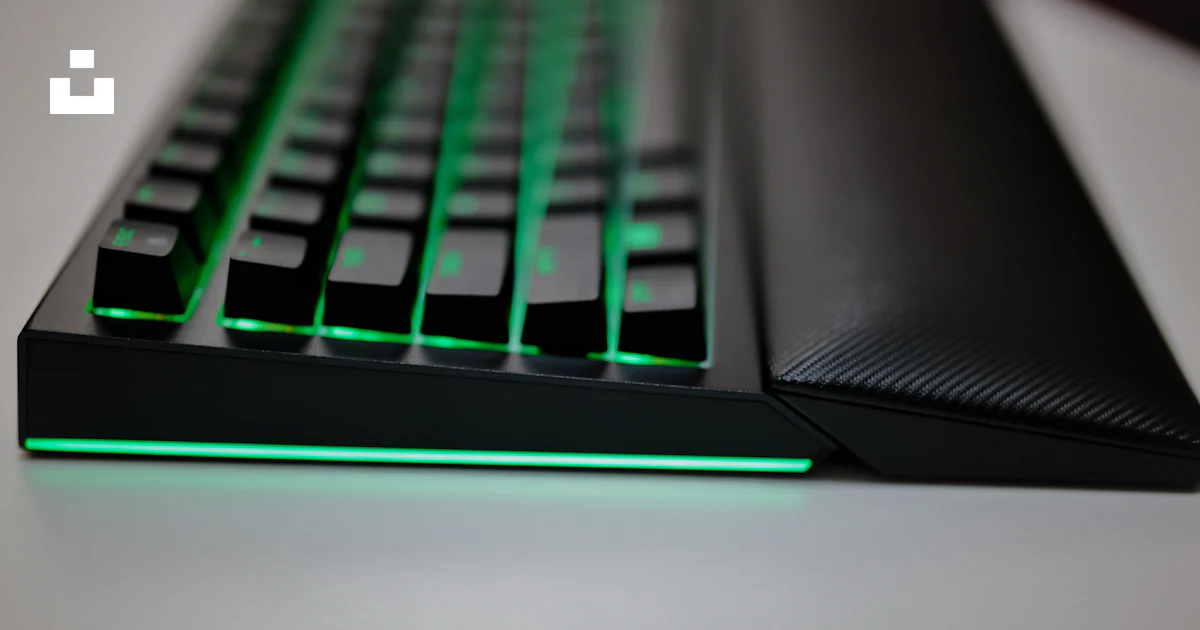 Keyboard Potrait A close up of a keyboard on a table photo – Free Pudong Image on Unsplash