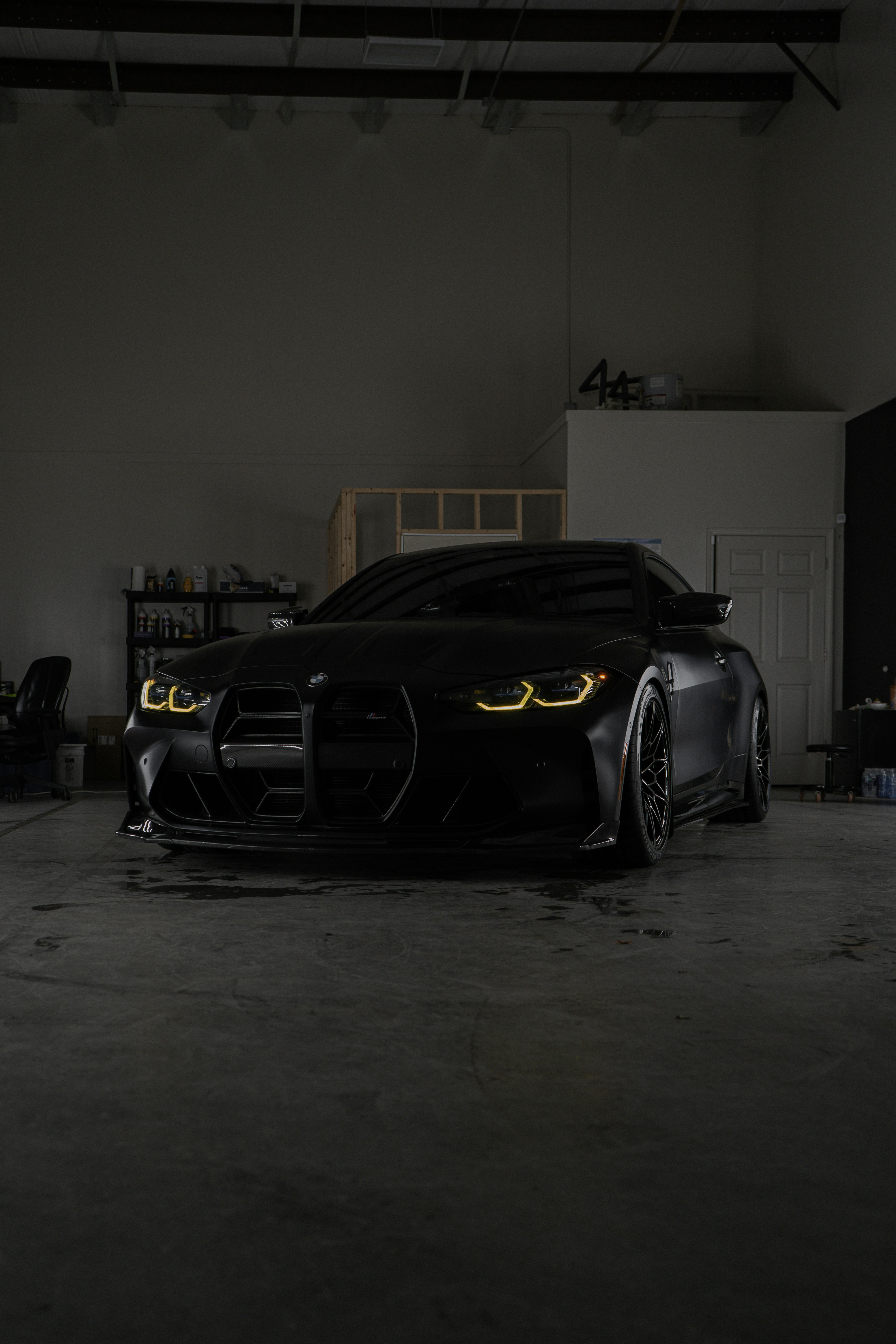 Um carro esportivo preto em uma garagem com luzes acesas foto – Imagem  grátis sobre Carro na Unsplash, image size:3000x4500