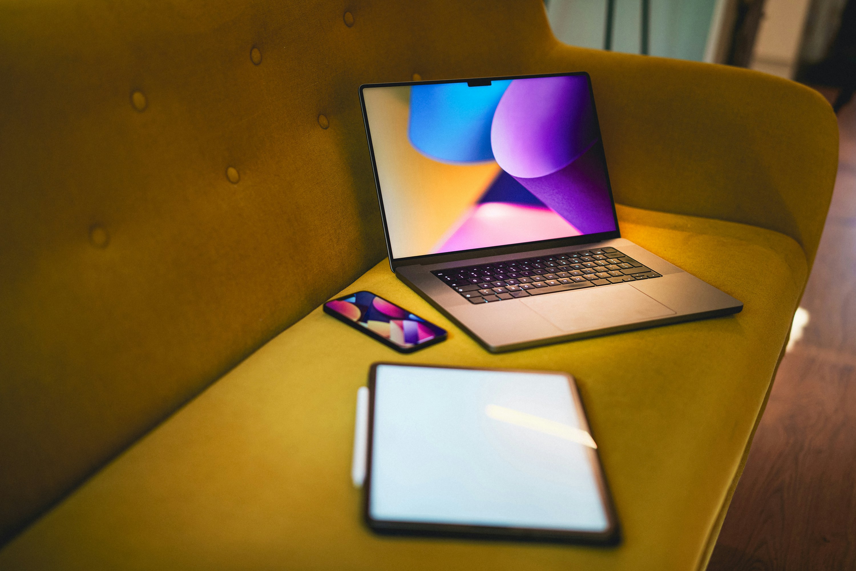 Home Tech Merchandising 2026: SmartSockets, Edge Catalogs and Security‑First Merch Rules