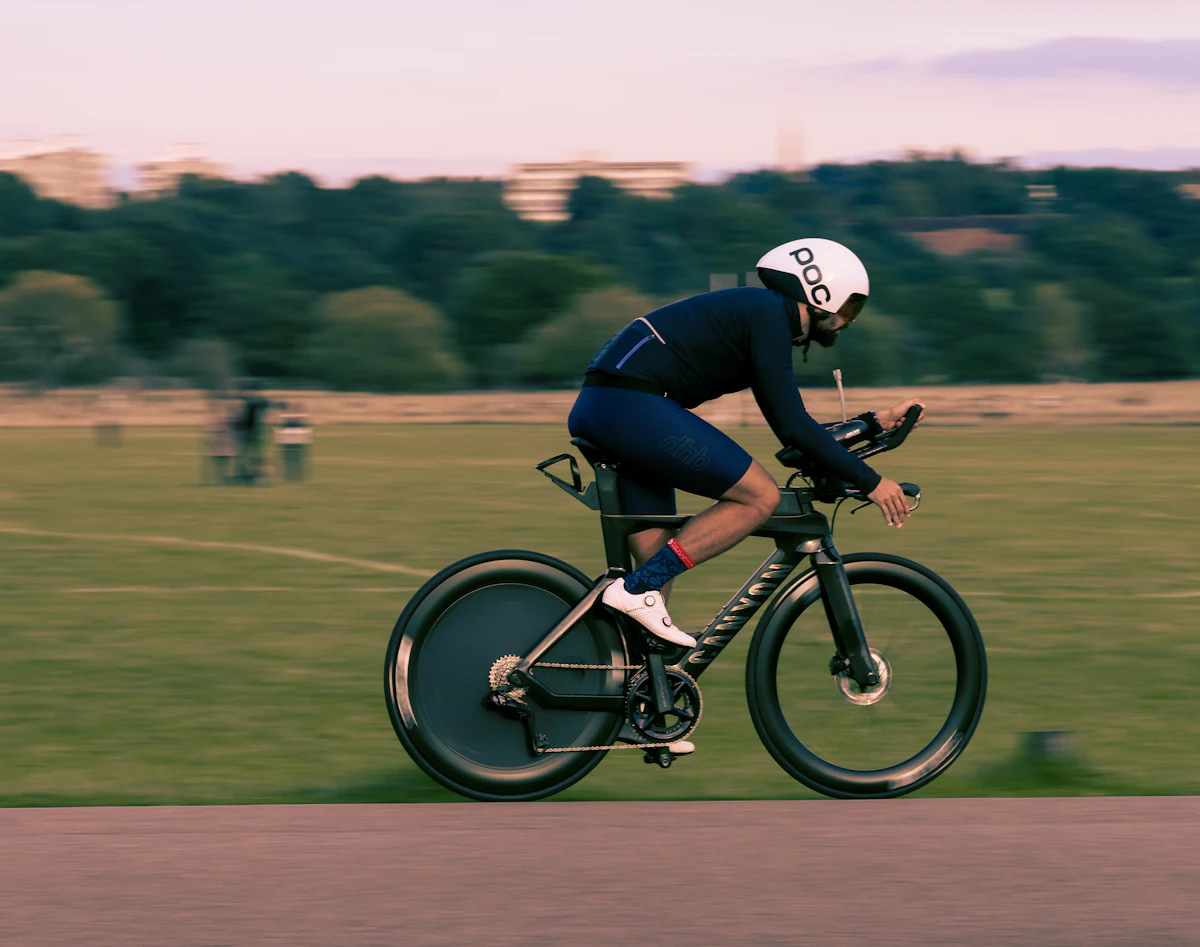 Triathlet auf dem Zeitfahrrad