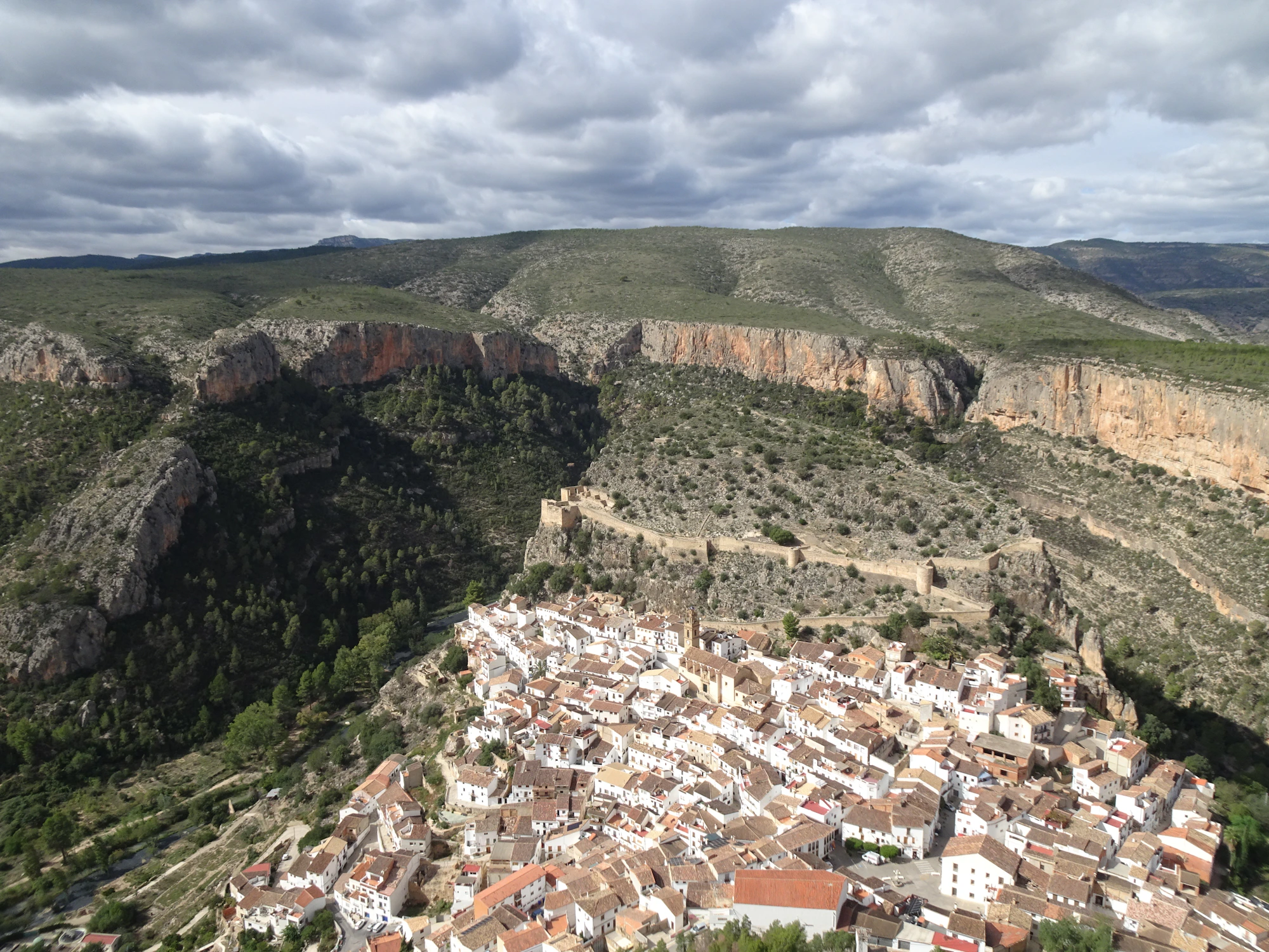 Excursionista en una ruta de montaña