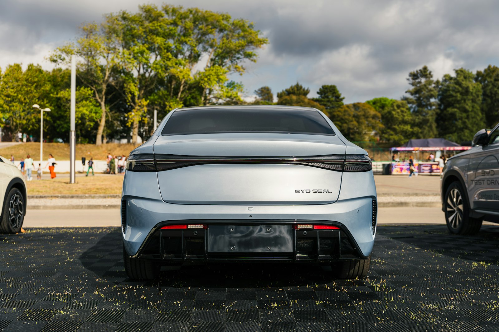 Traseira de um sedã elétrico da BYD