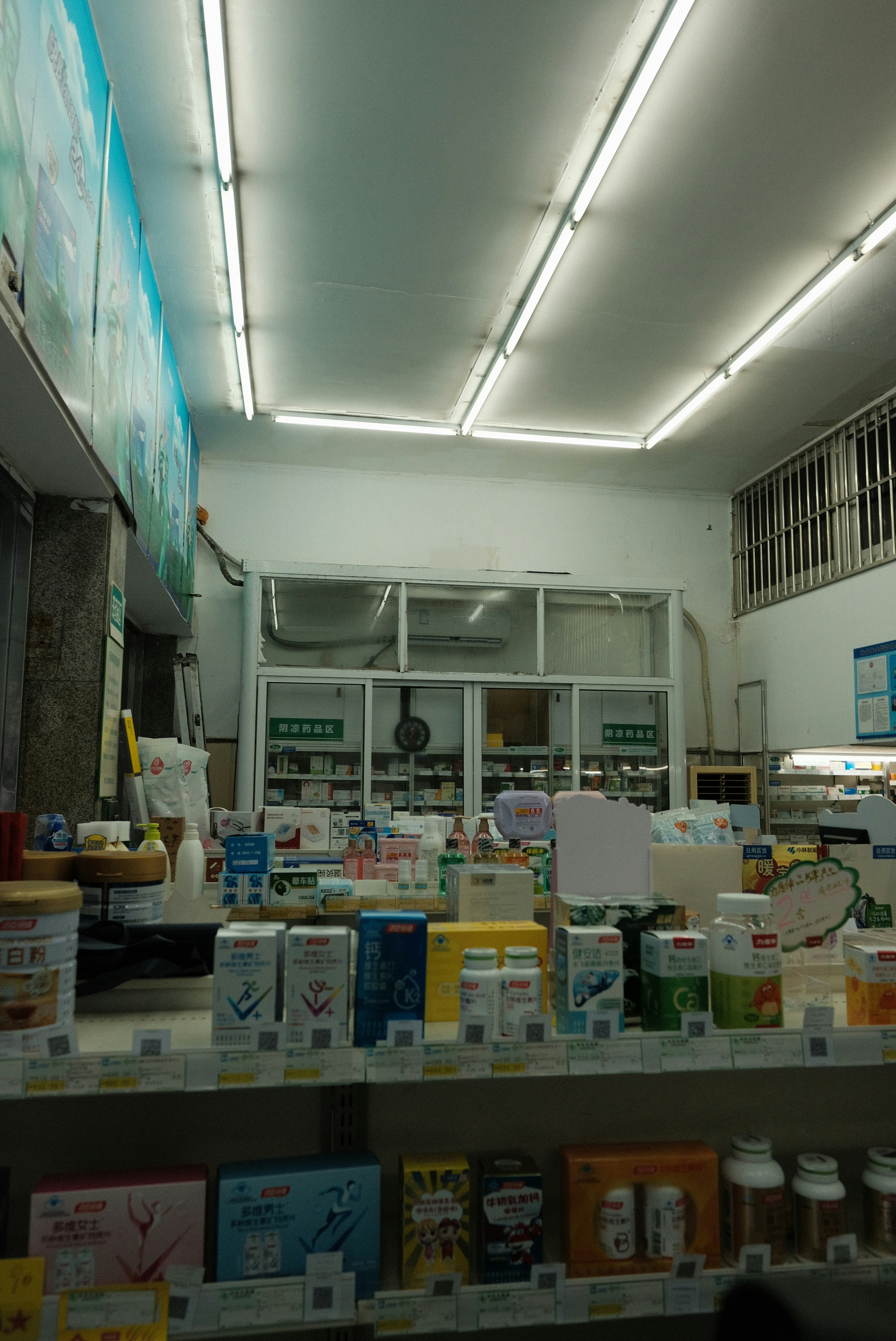 photo-1728470164693-95f5e7bade80?ixid=M3wxMjA3fDB8MXxzZWFyY2h8MTR8fGZhcm1hY2lhcHR8ZW58MHx8fHwxNzYyODIzNTAxfDA\u0026ixlib=rb-4.1.0