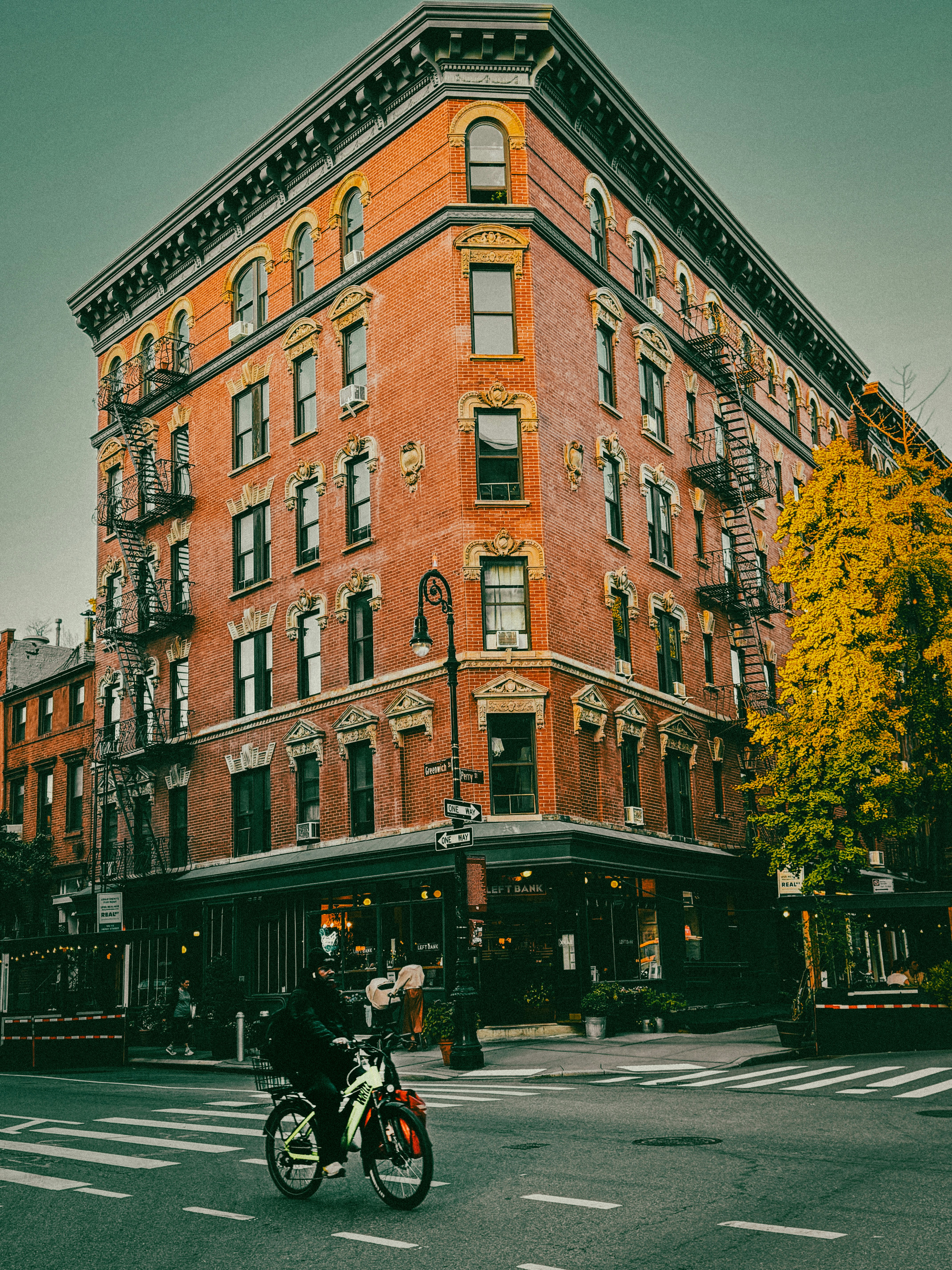 Photo by wesleyalisson