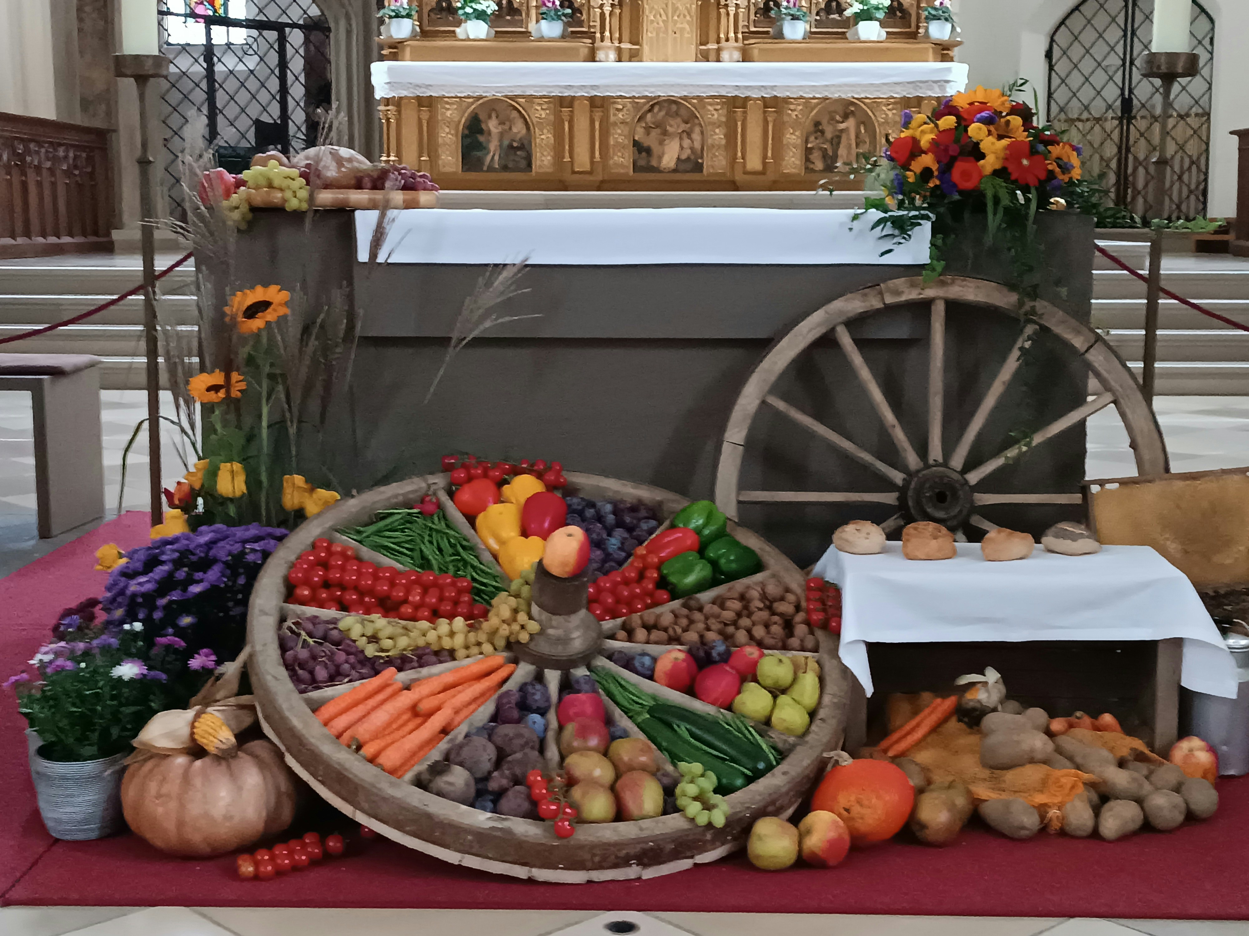 A table topped with a wheel of fruit and vegetables