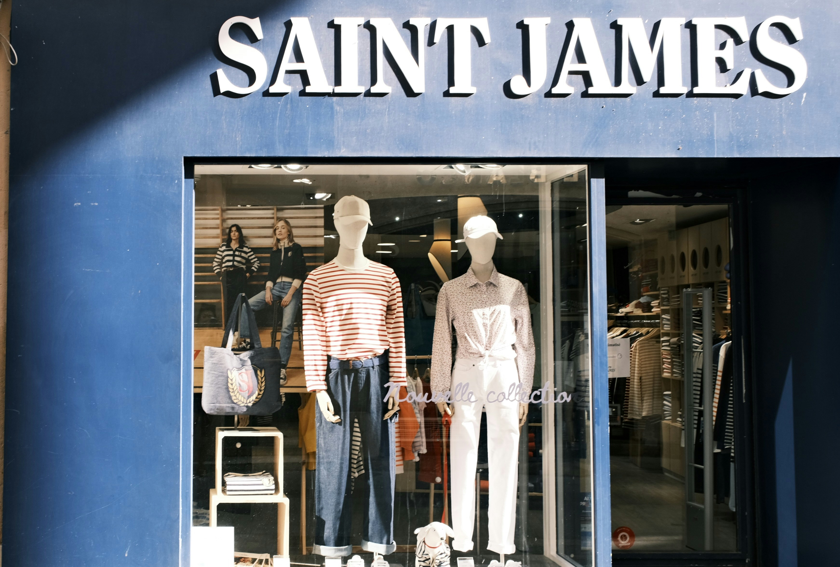 A store front with mannequins in the window