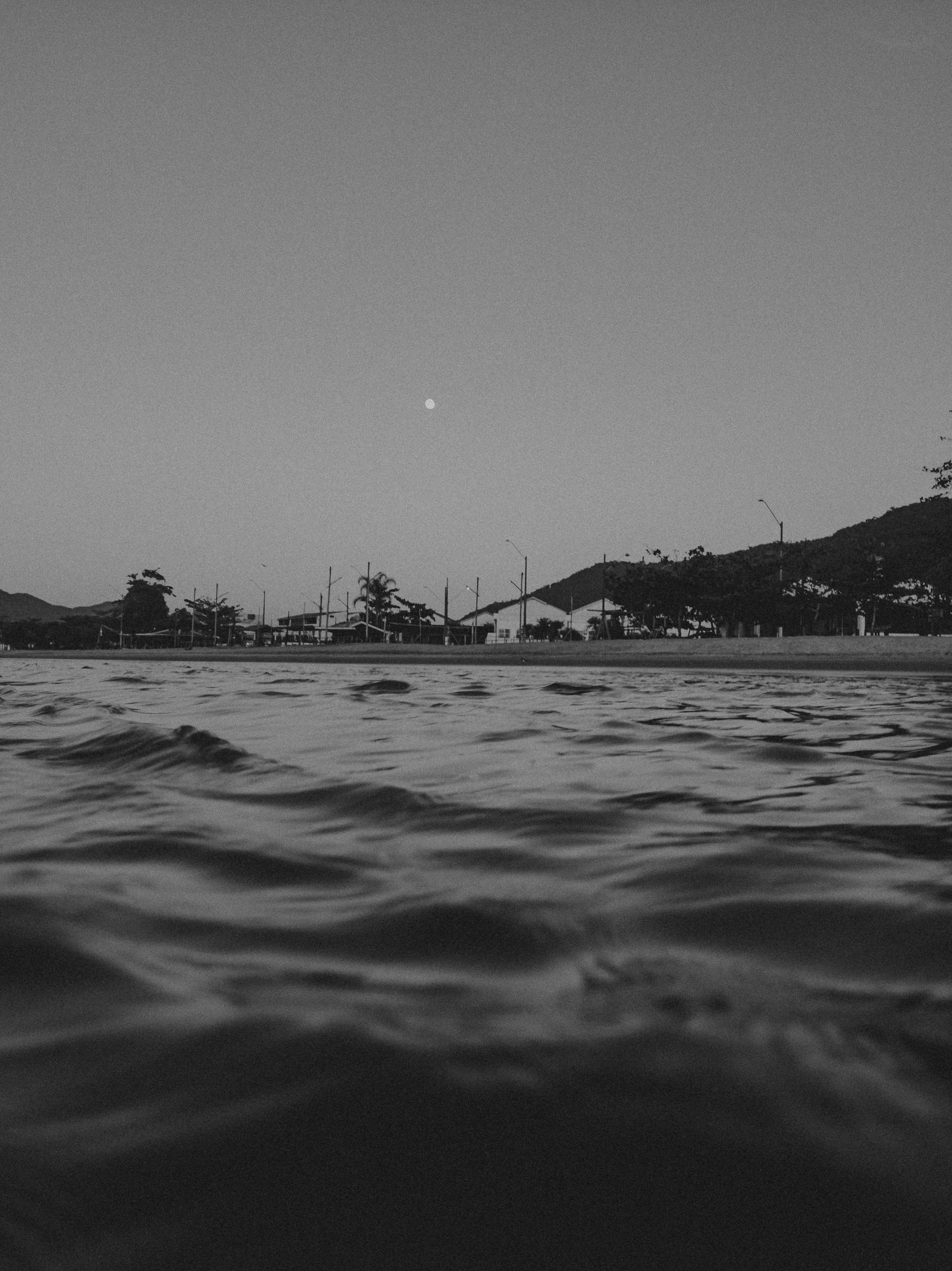 Uma foto em preto e branco de um corpo de água