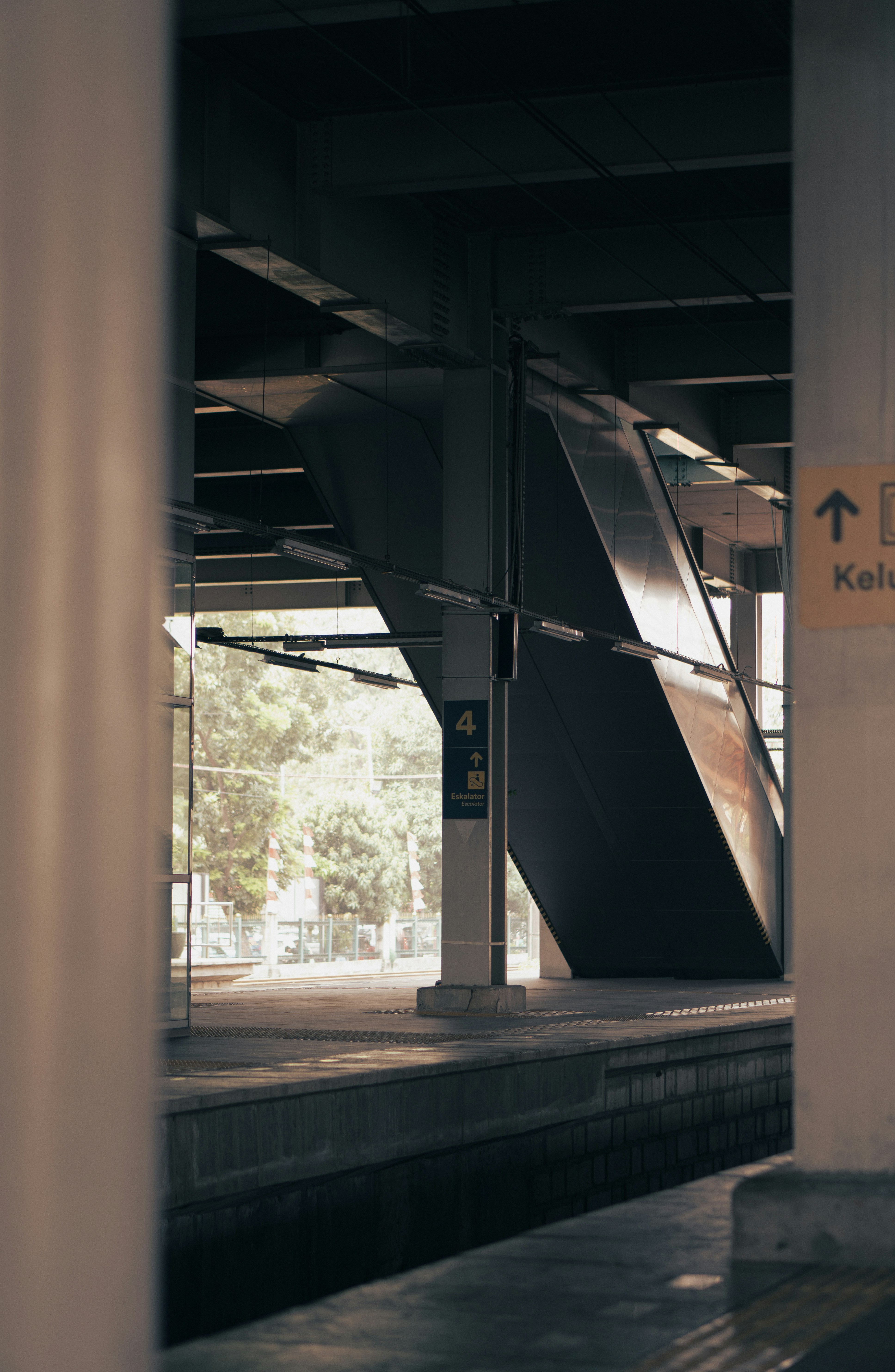 Foto Stasiun kereta api dengan tanda di dinding – Gambar Kereta api ...