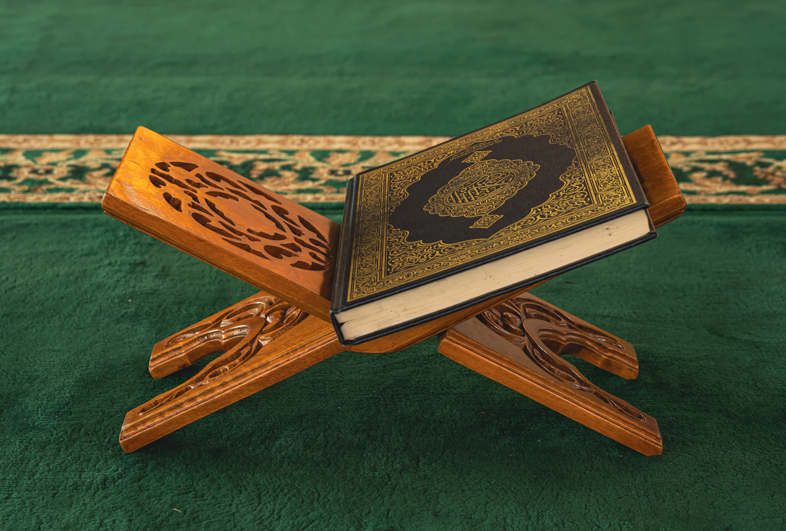 Mushaf Al-Qur'an di atas rehal kayu berukir