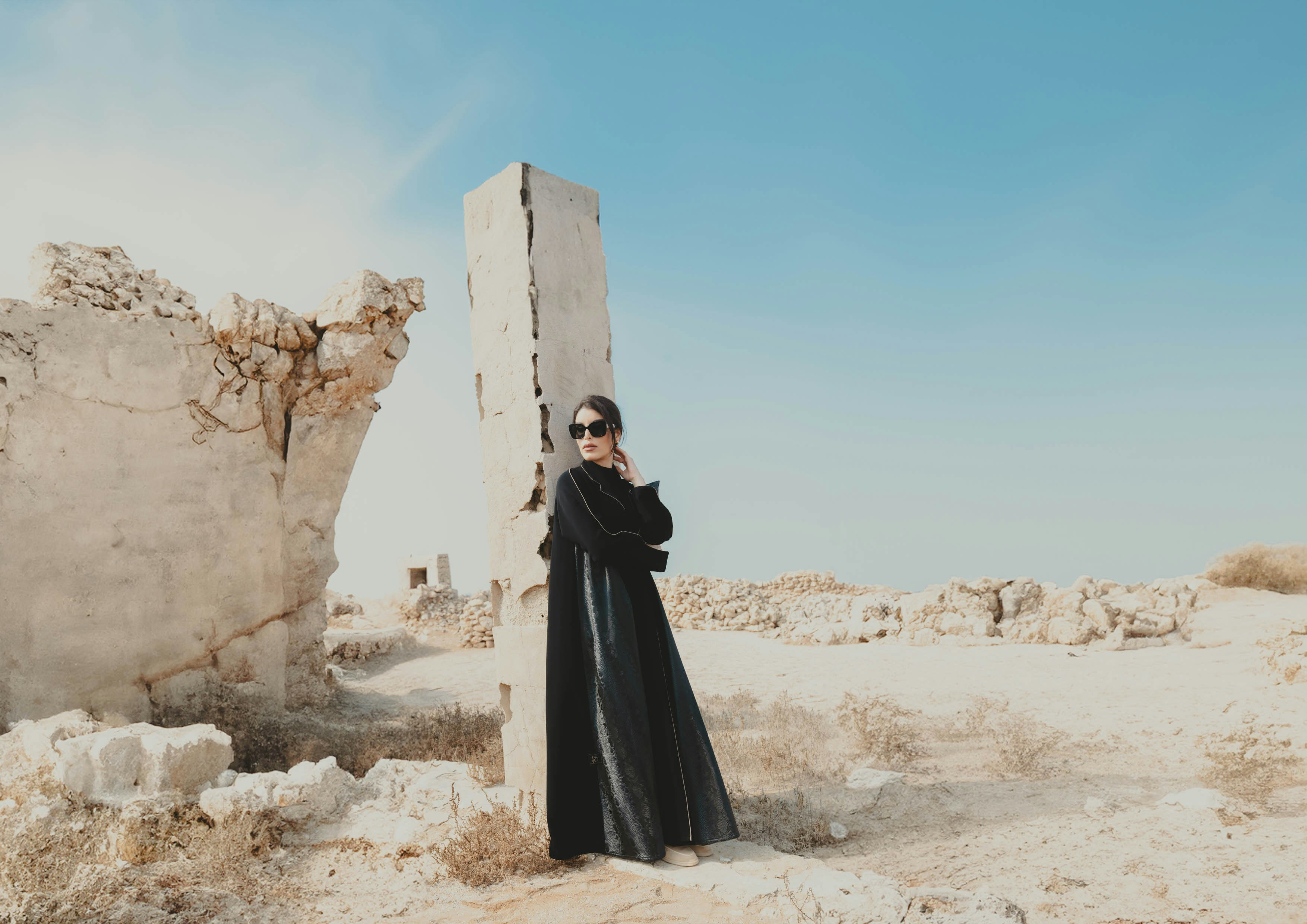 العباءة تدخل خزانة الأمريكية: قصة صعود الأزياء العربية المحتشمة في قلب الموضة الأمريكية