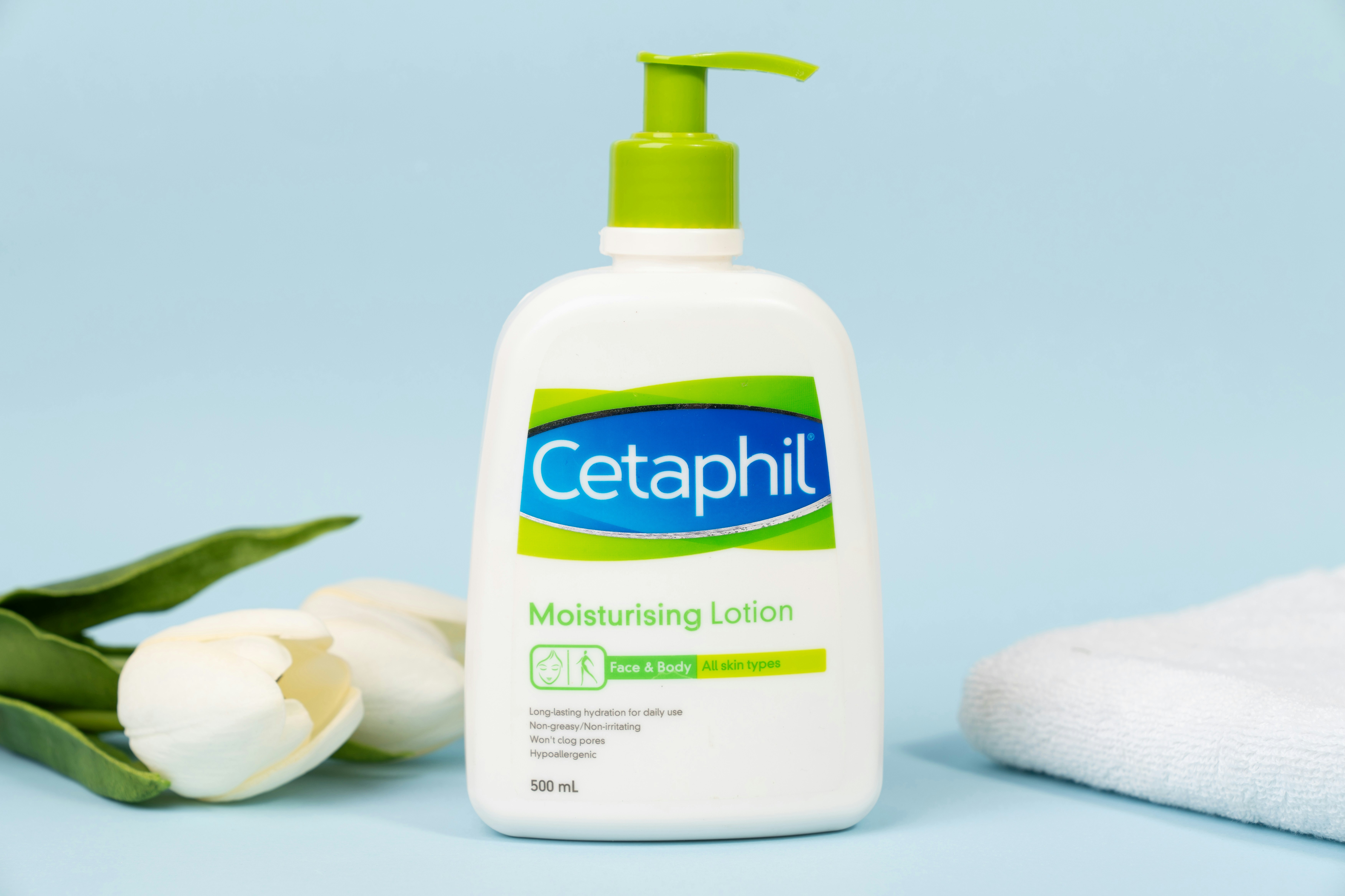 Crème hydratante Cetaphil en tube blanc sur fond clair