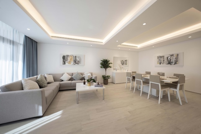 A living room filled with furniture and a dining room table