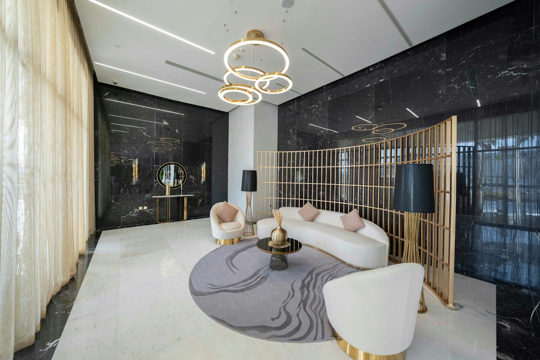 Color Harmony in Luxury Hotel Dining Rooms: Natural Stone Table and Floor Design with Turkish Marble & Travertine