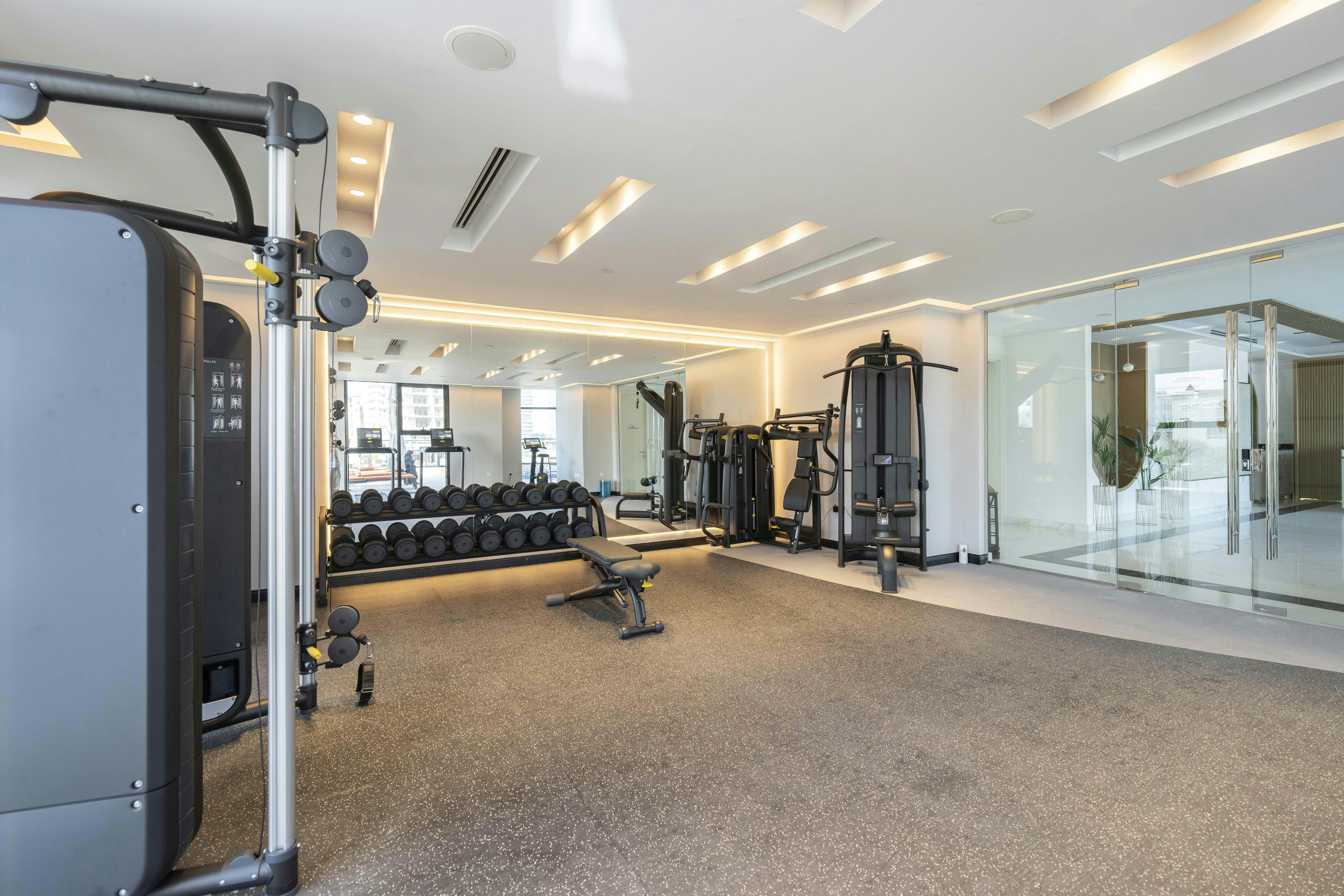 Moderne fitnessruimte met professionele apparatuur