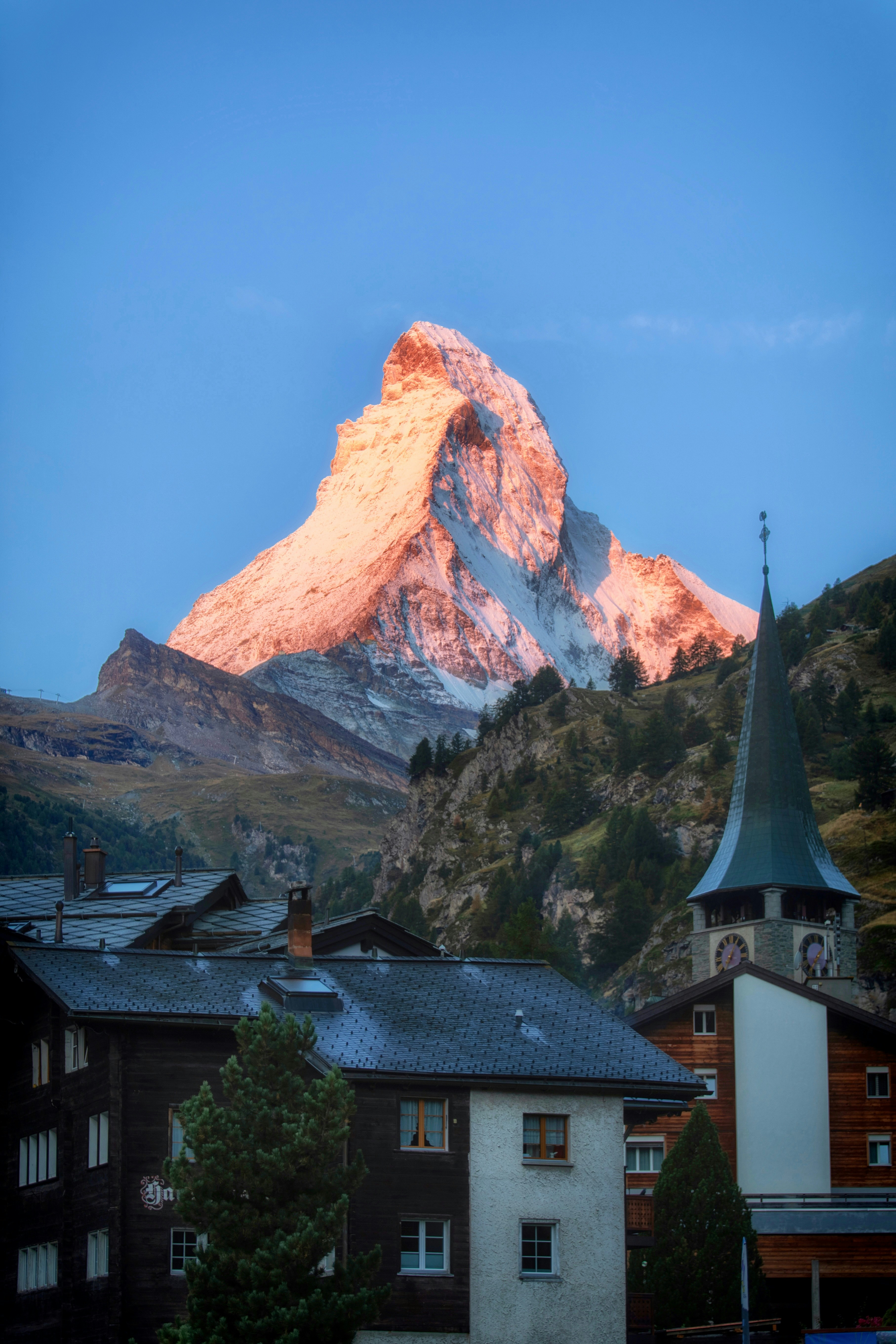 Ein schneebedeckter Berg, der über einer kleinen Stadt thront
