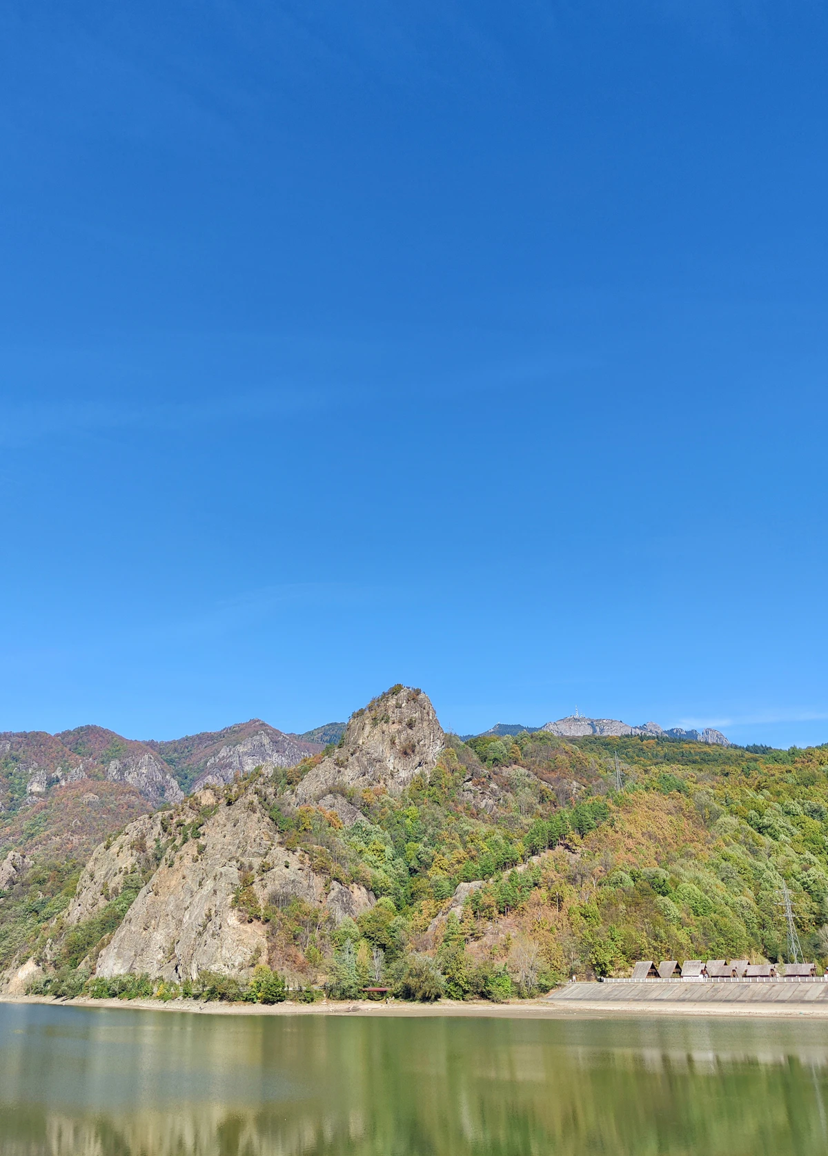 Cazare în Călimănești-Căciulata: lac și culmi stâncoase în județul Vâlcea, toamna