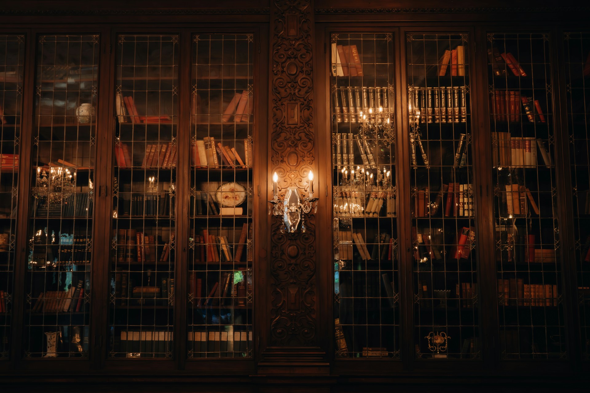 A room filled with lots of books and a chandelier