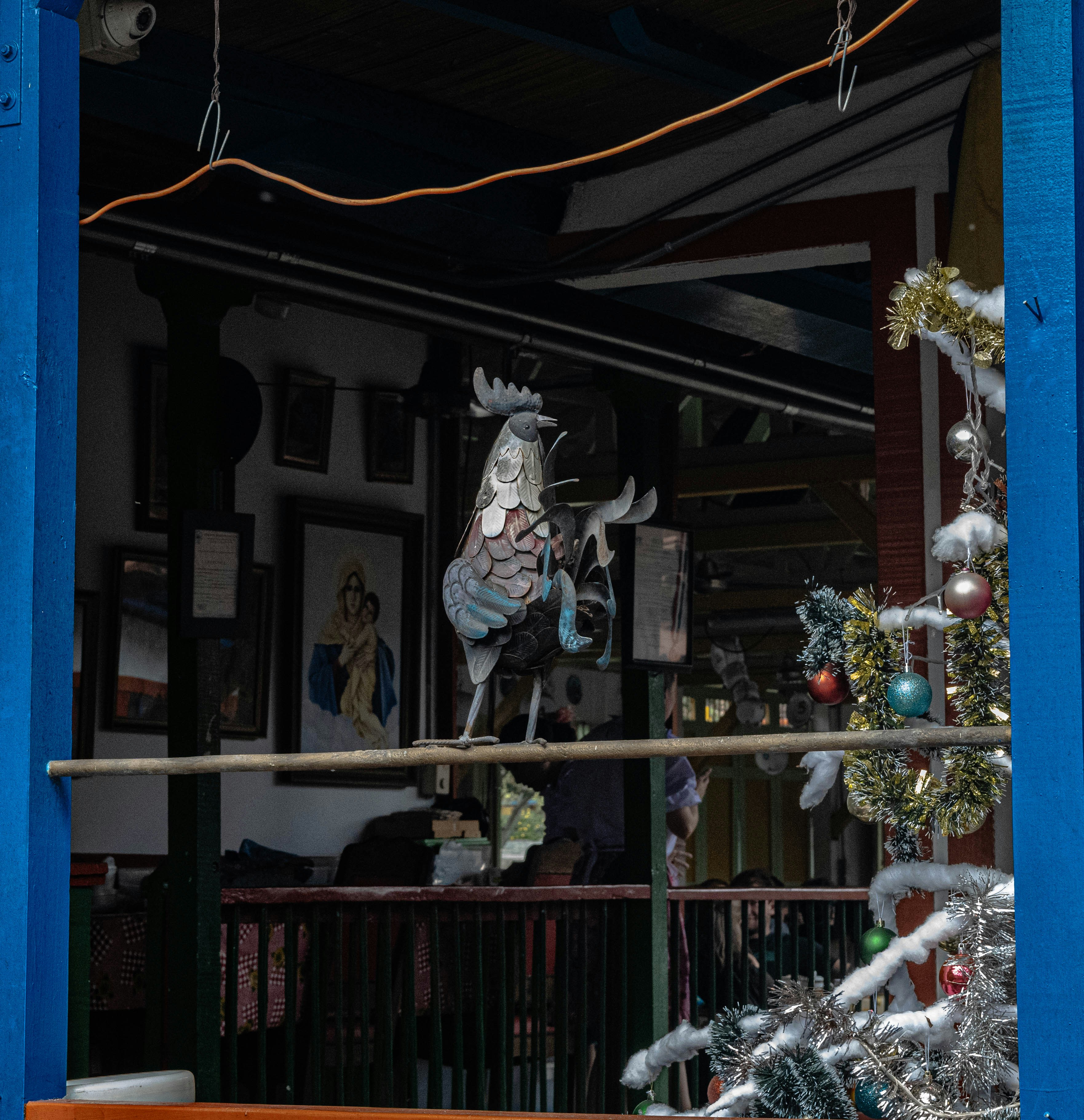 Uma árvore de Natal decorada na frente de uma loja
