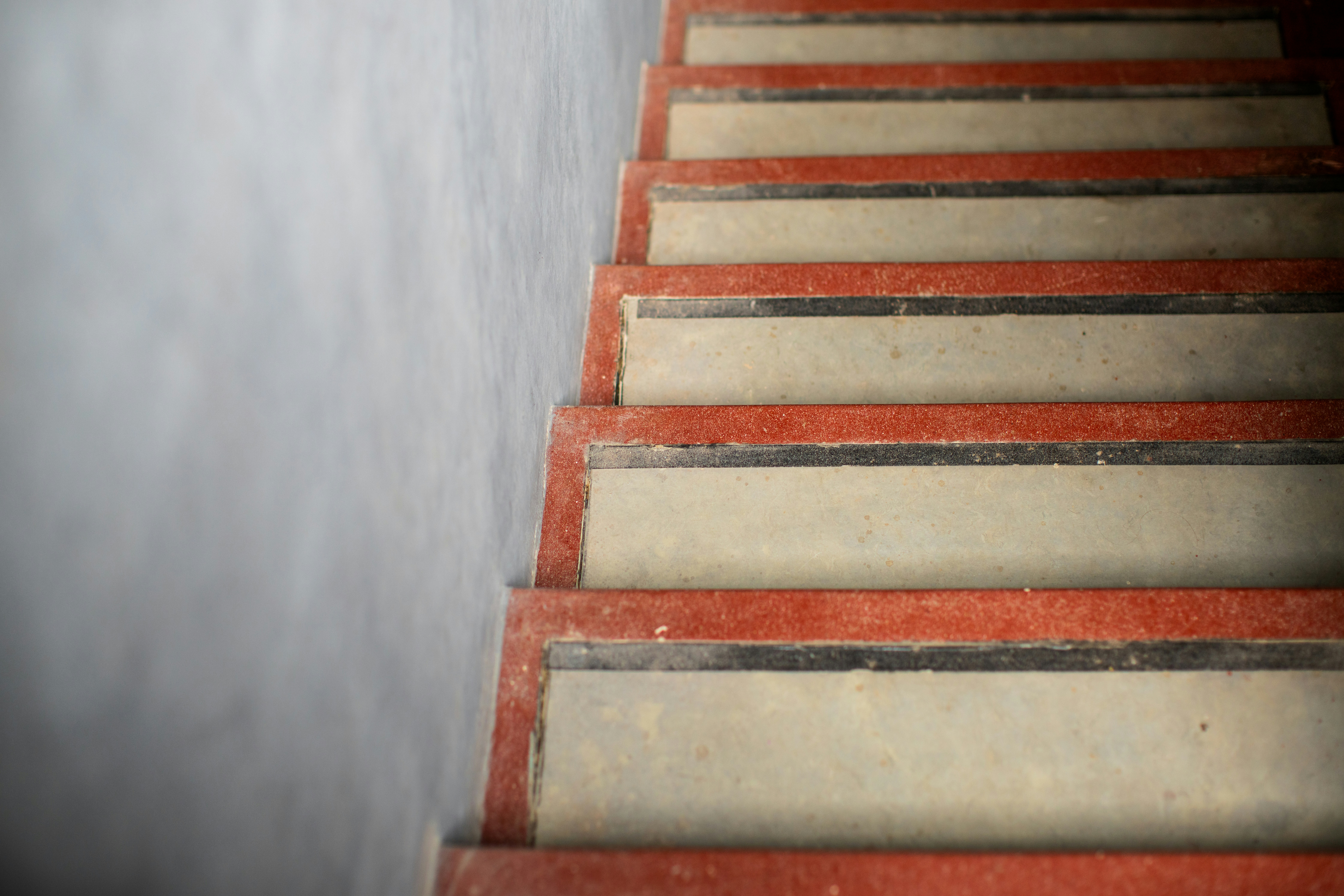 A red and white stair case next to a wall
