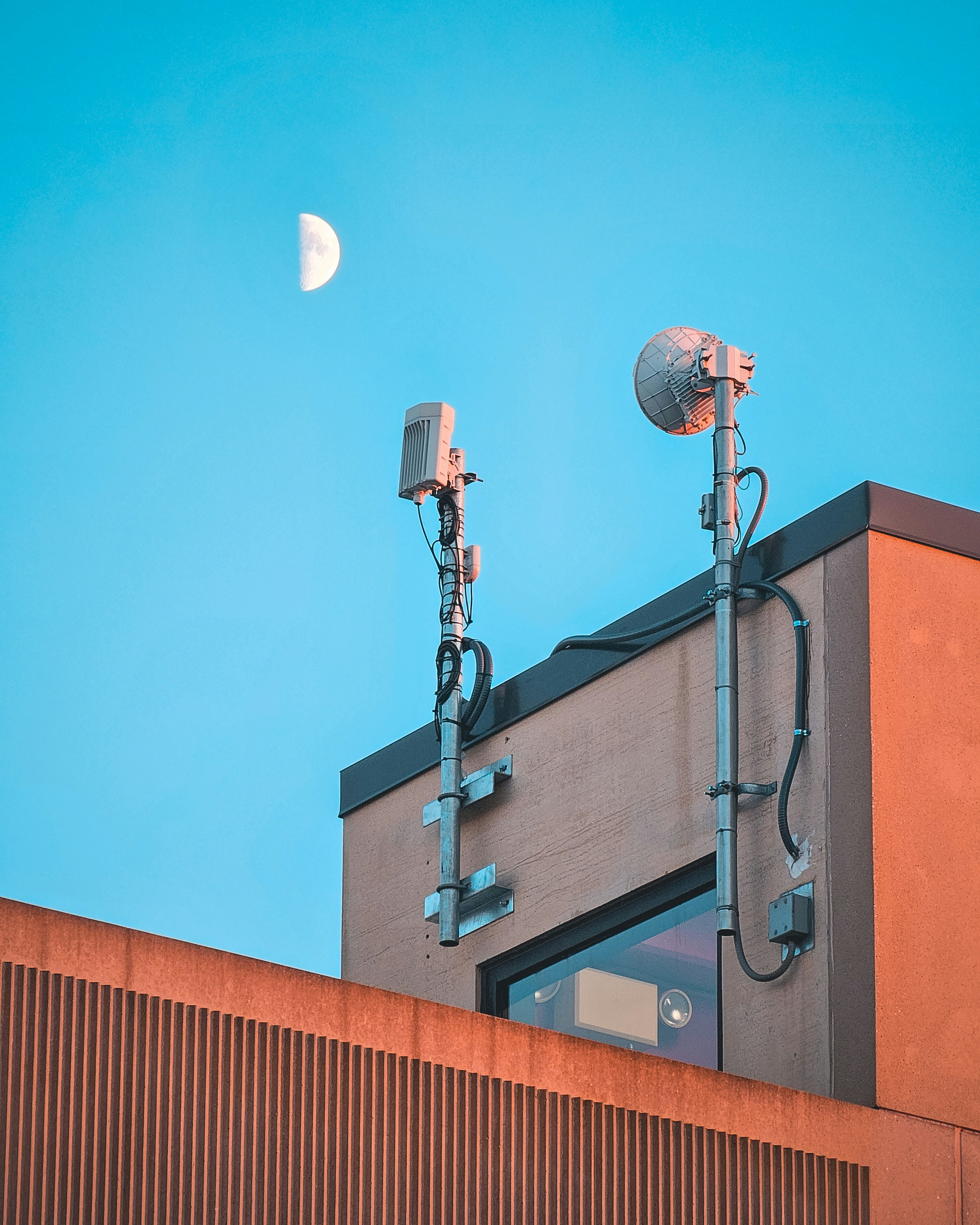 Benchmark Maintains Buy on Charter Communications, Lowers Price Target to $425