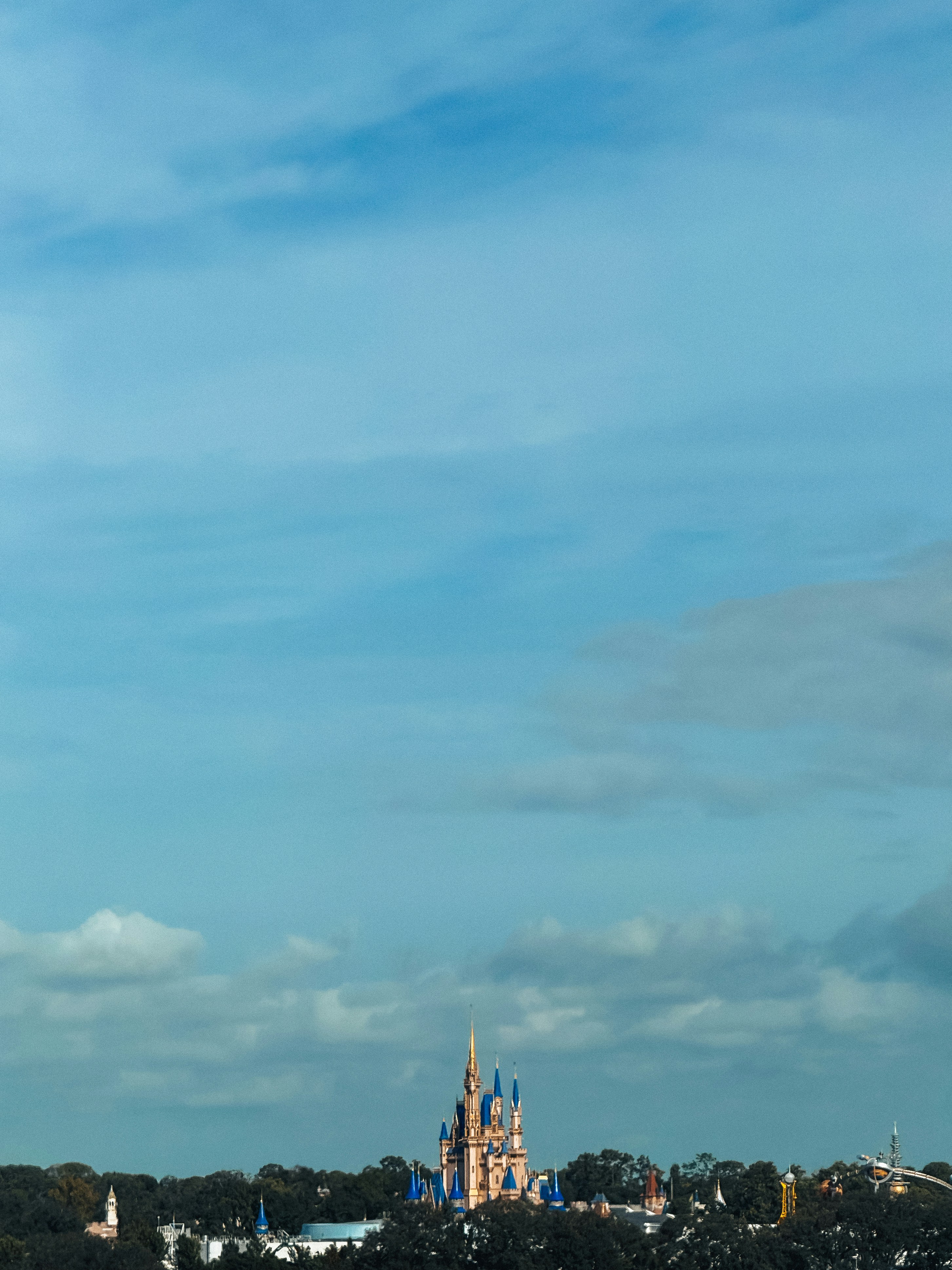 Ein Blick auf eine Burg von der anderen Seite des Wassers