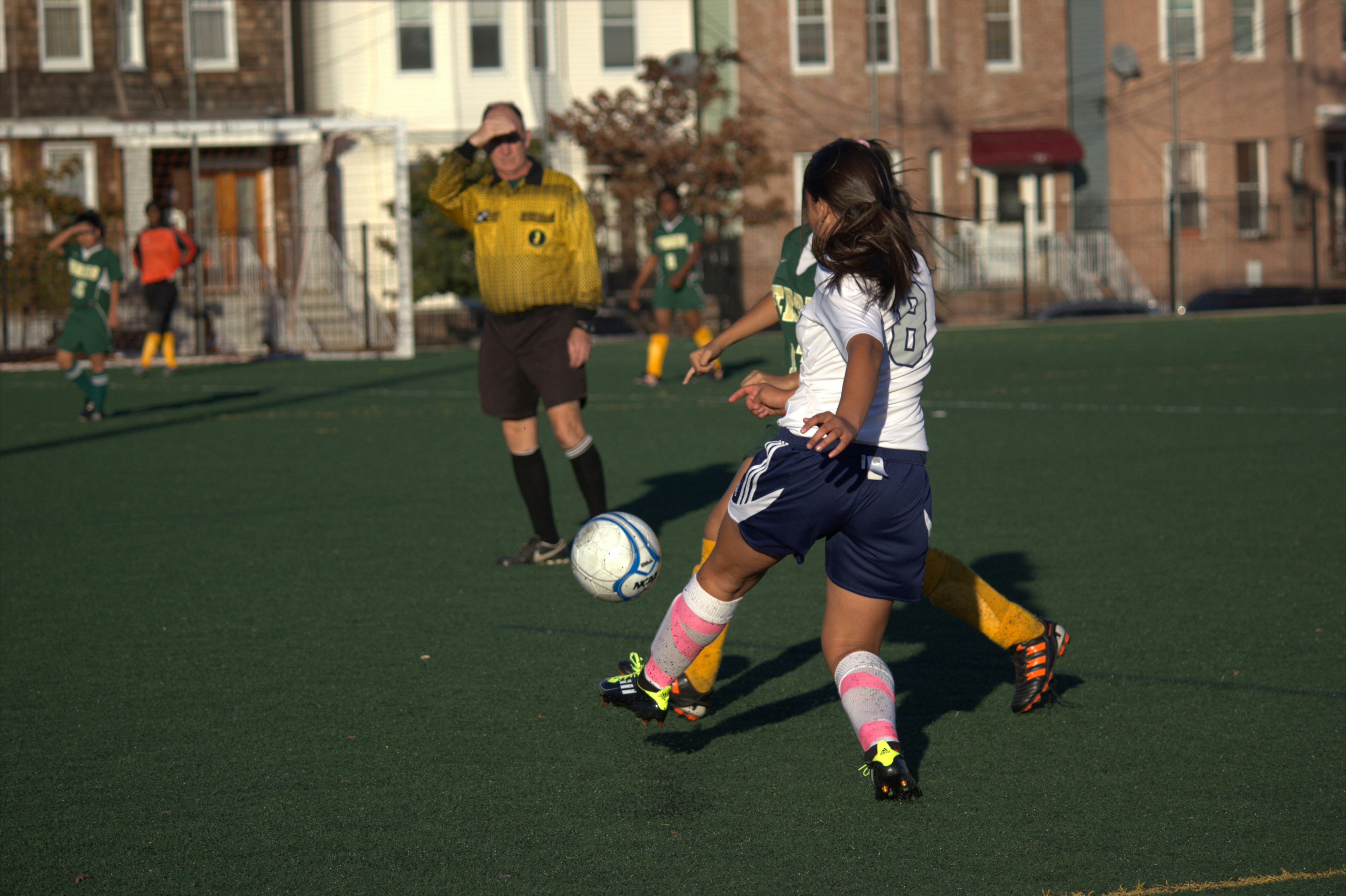 Línea defensiva ordenada cerrando espacios en un partido de fútbol