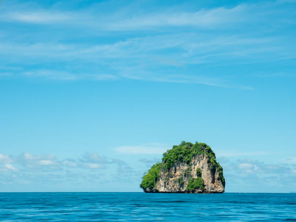 เกาะหินเล็กกลางทะเลเปิด