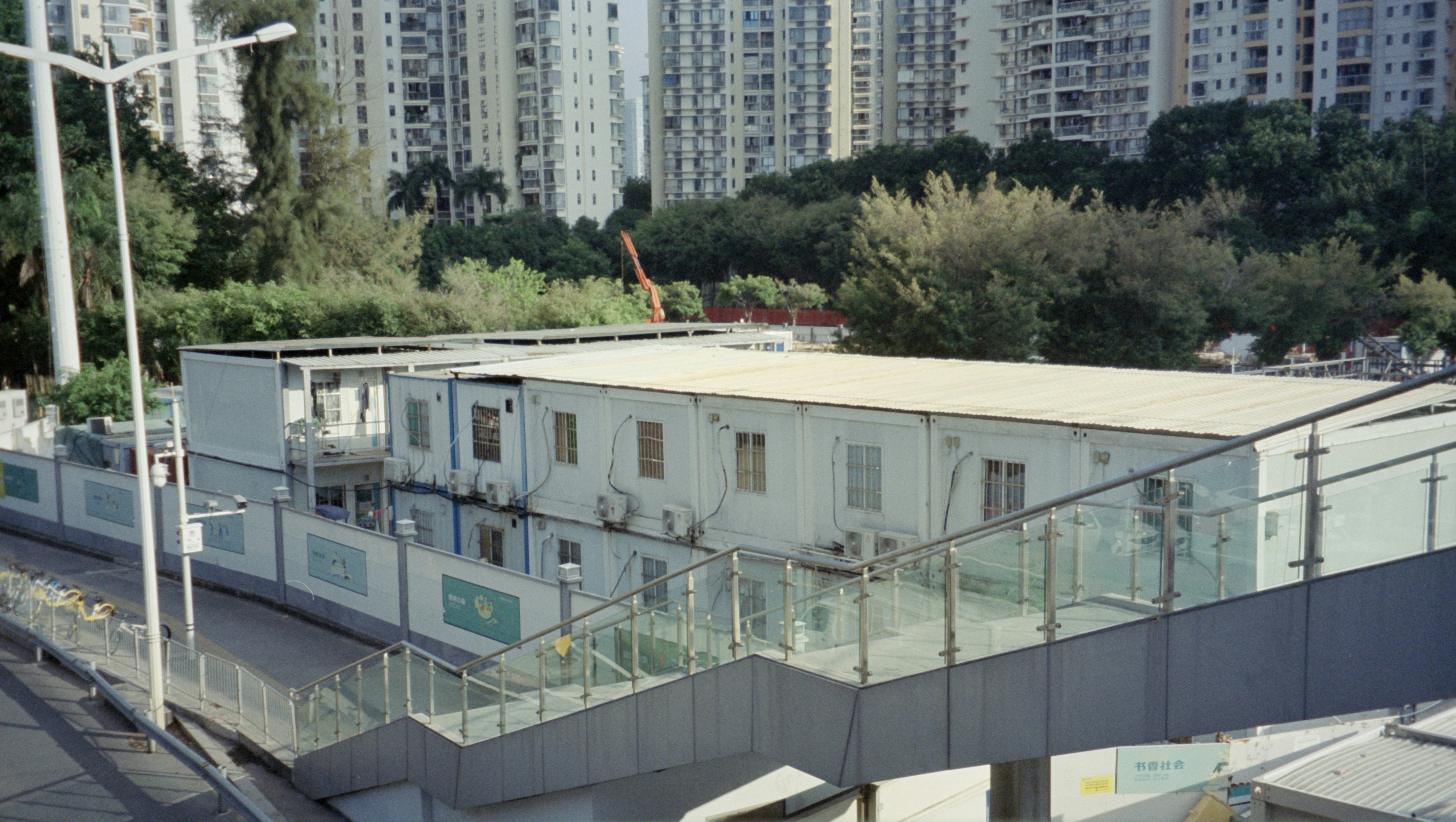 Un train sur une voie devant des bâtiments