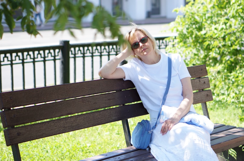 Mujer disfrutando en el parque