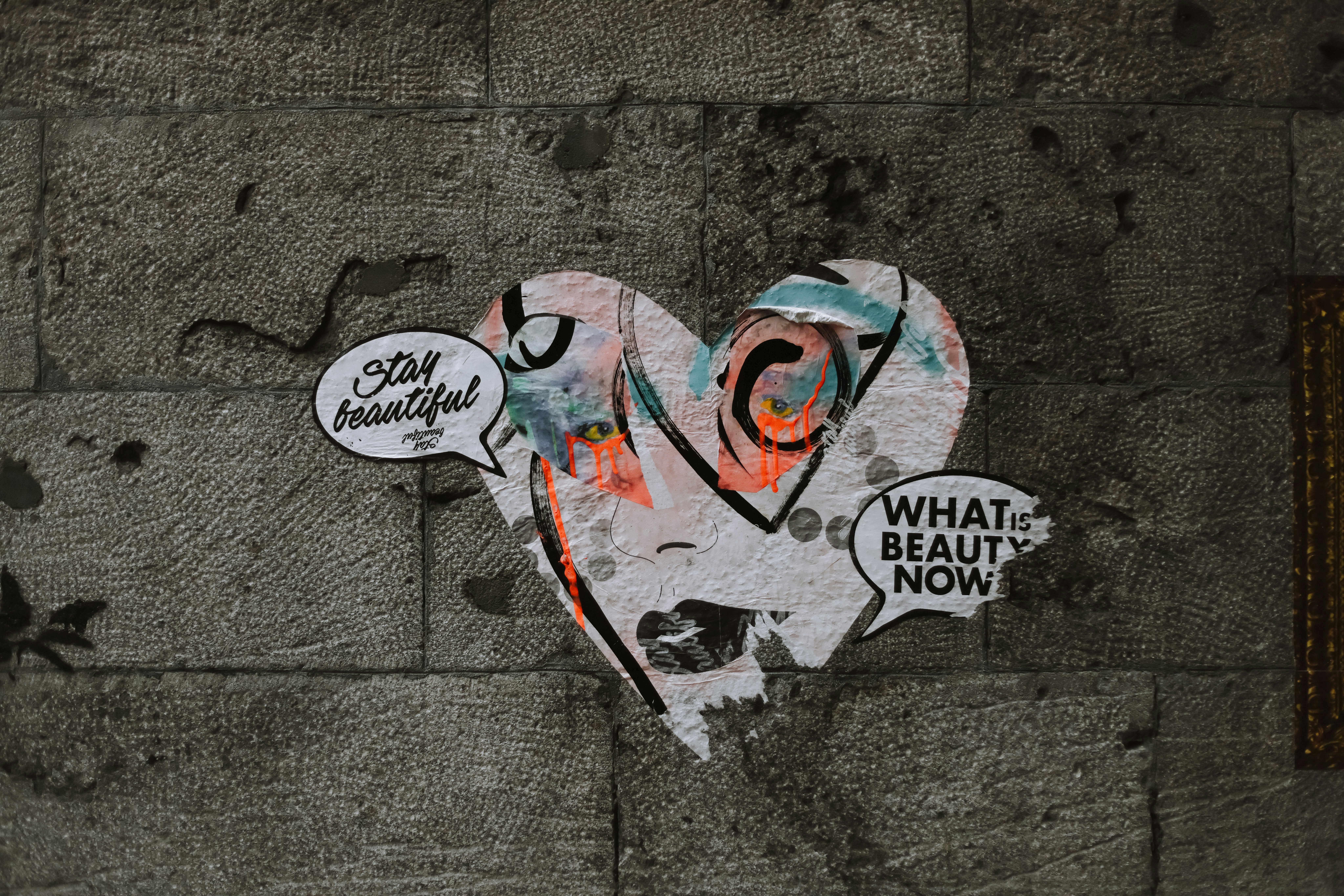 Una pared que tiene algunos grafitis