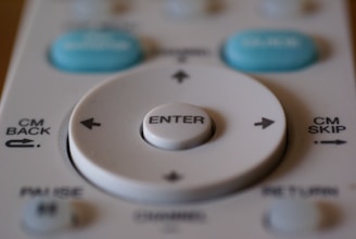 Um close de um controle remoto sobre uma mesa
