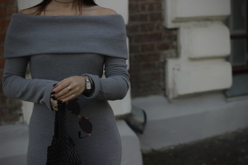 Mujer con vestido gris caminando