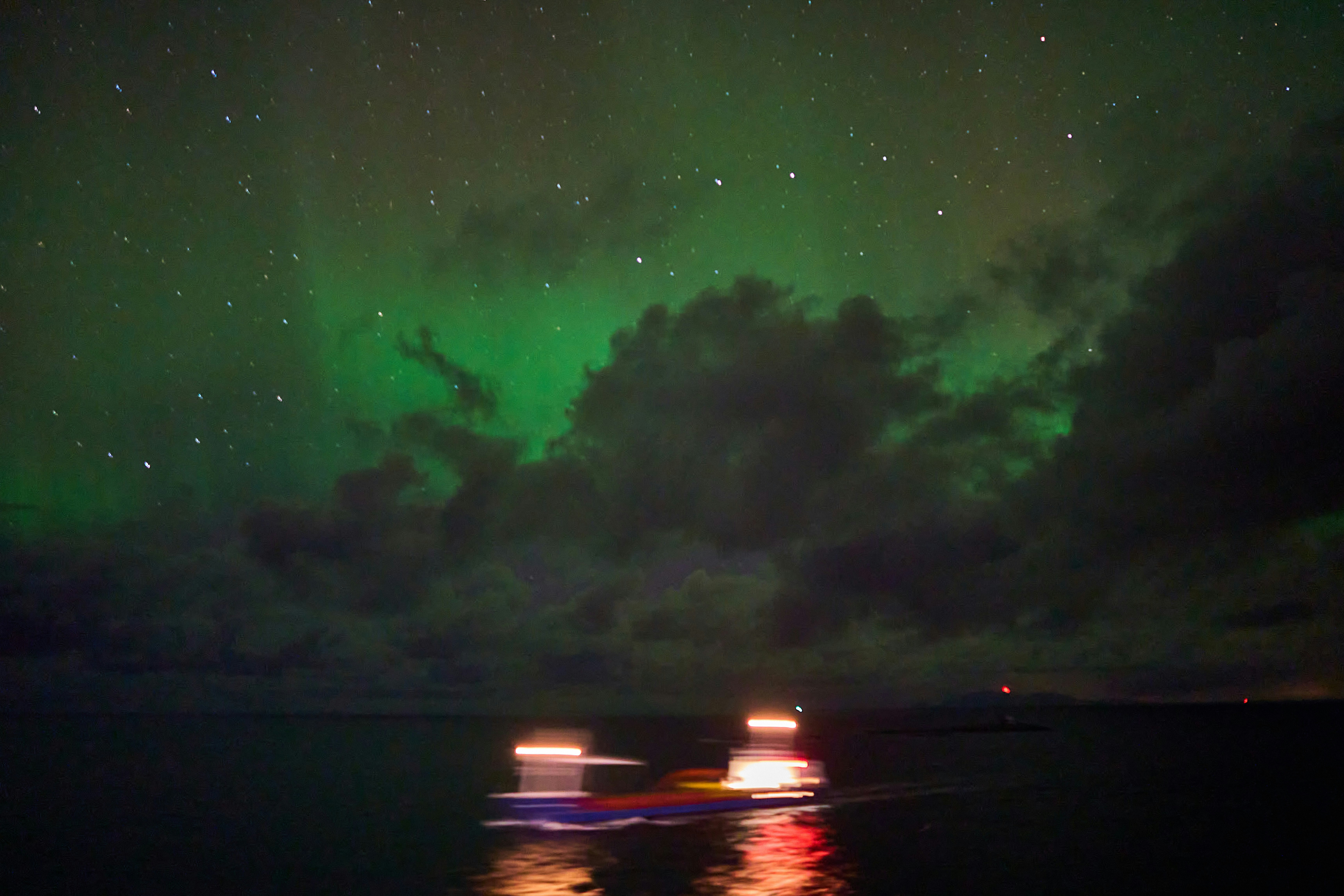 Polarlicht die Bewegung der beiden Schiffe lässt das entgegenkommende Schiff verwischen