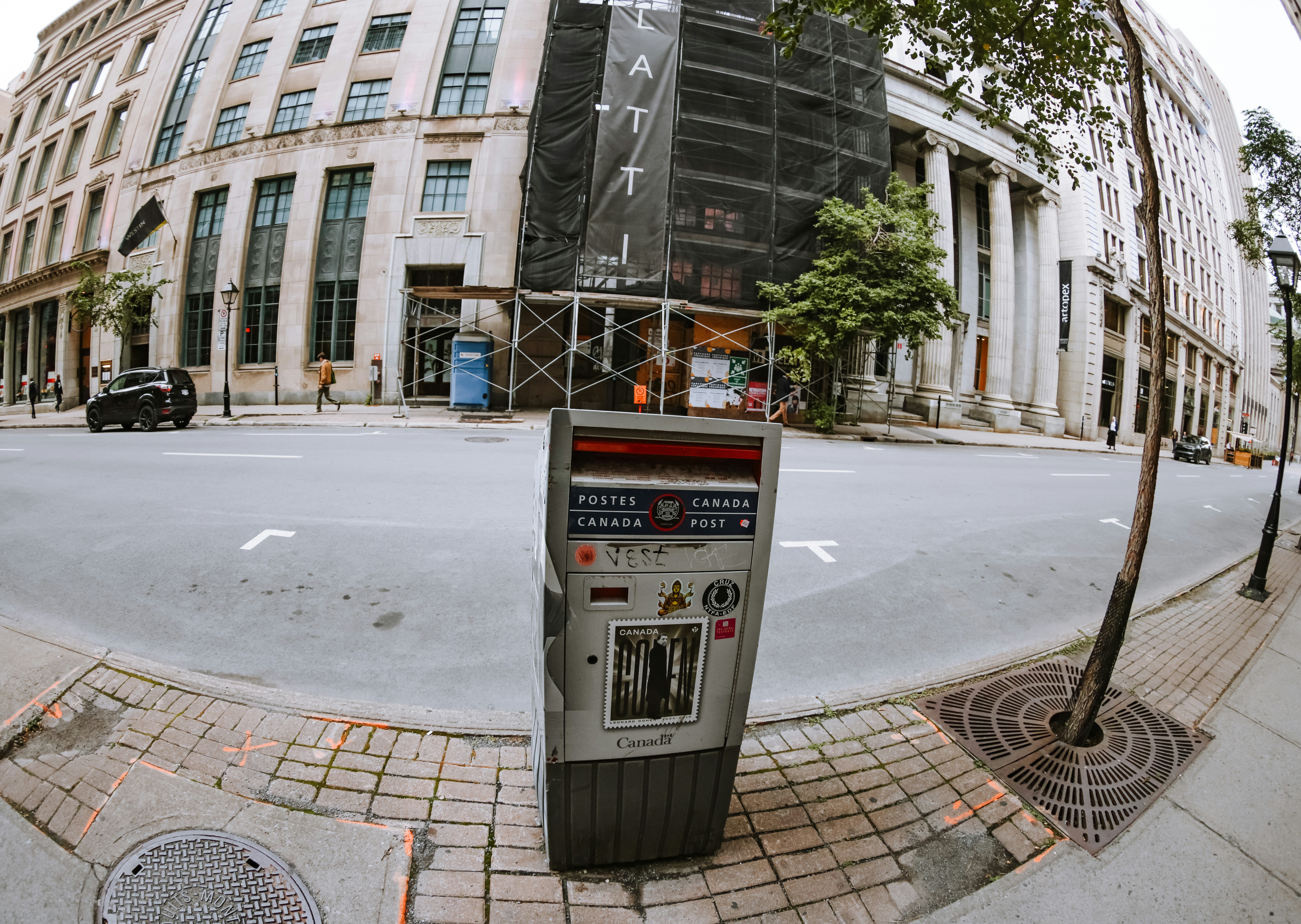A street view of a parking meter on a city street