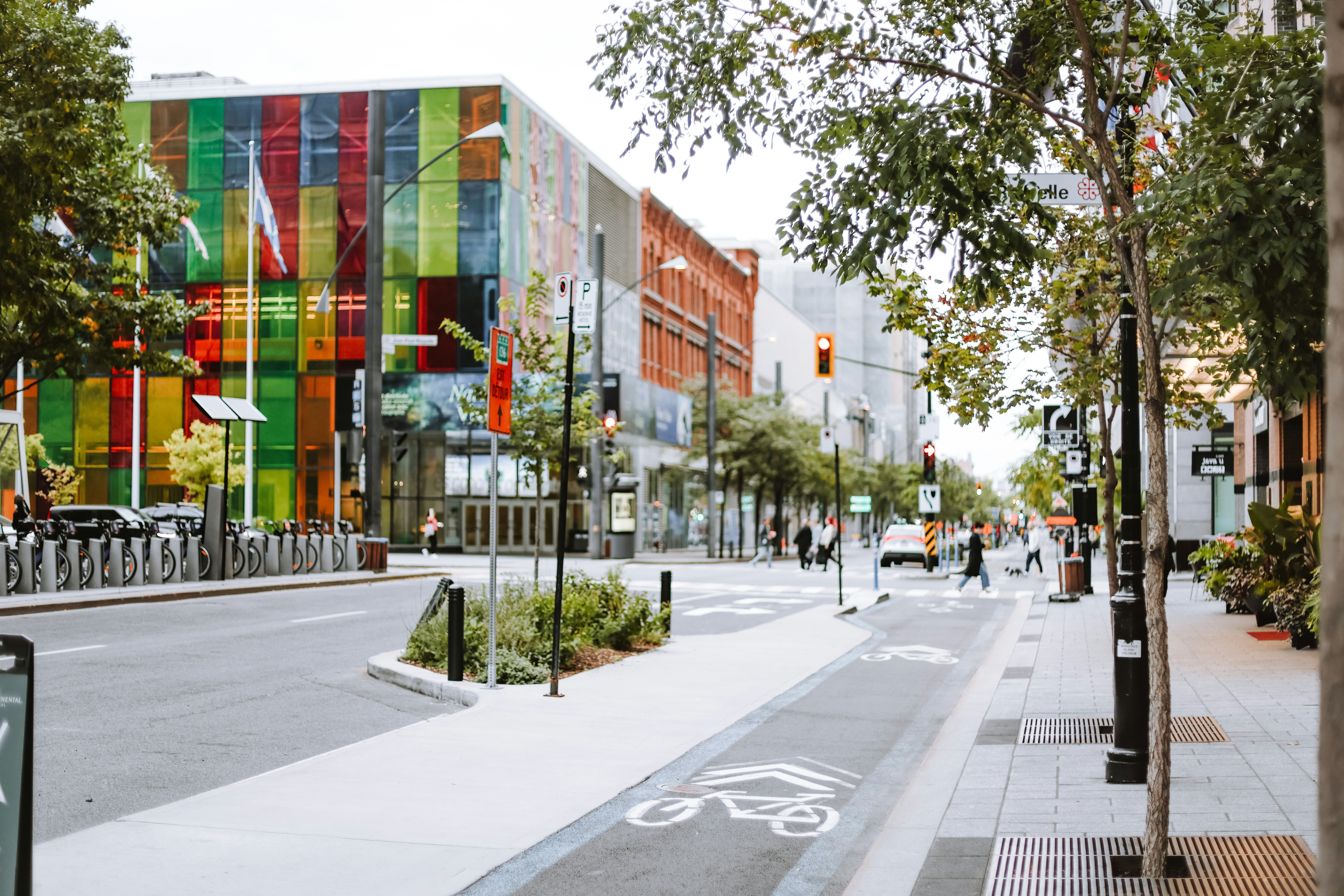 A city street lined with tall buildings and trees photo – Free Street ...