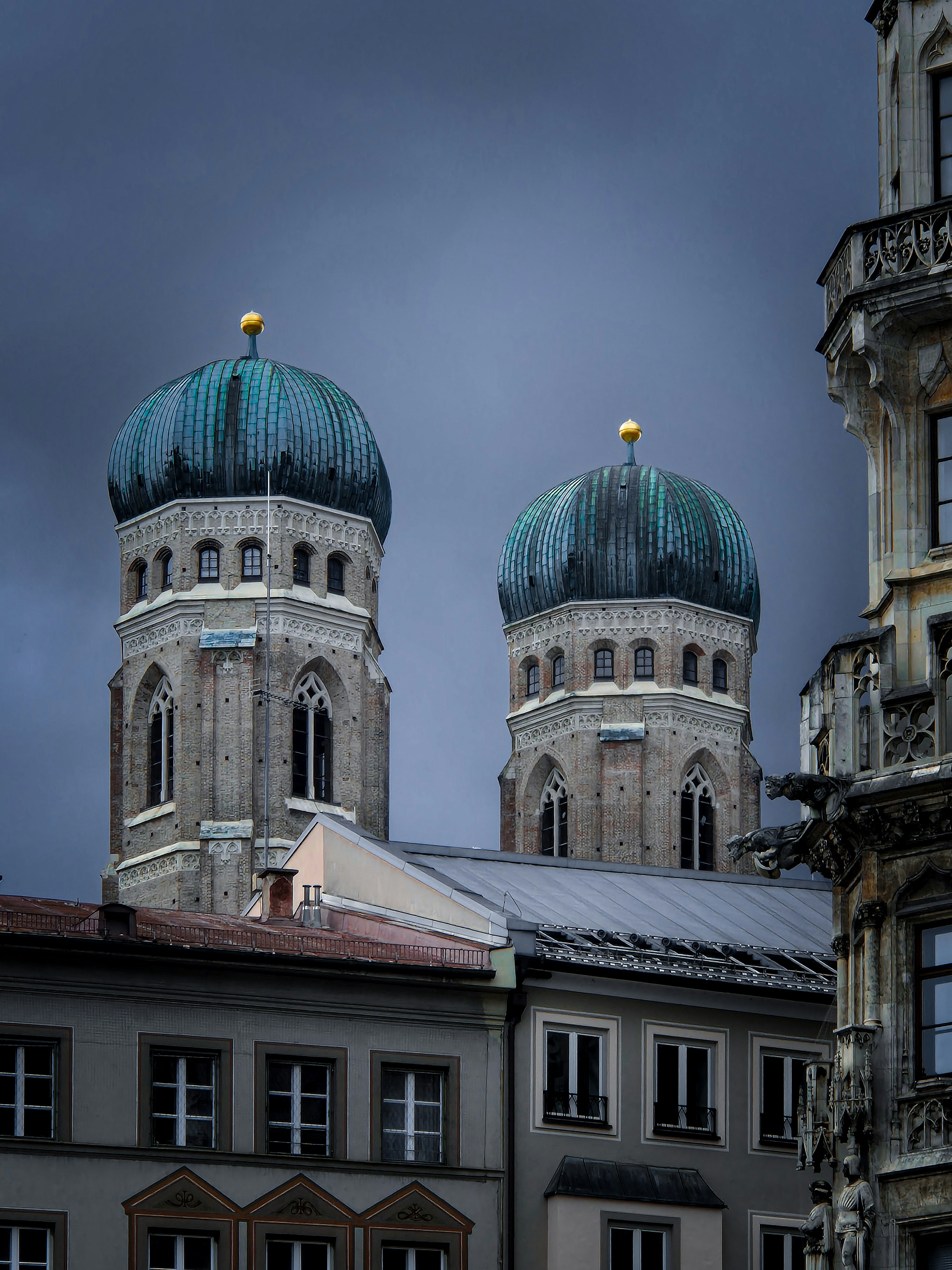 Un gran edificio con dos torres y un cielo de fondo